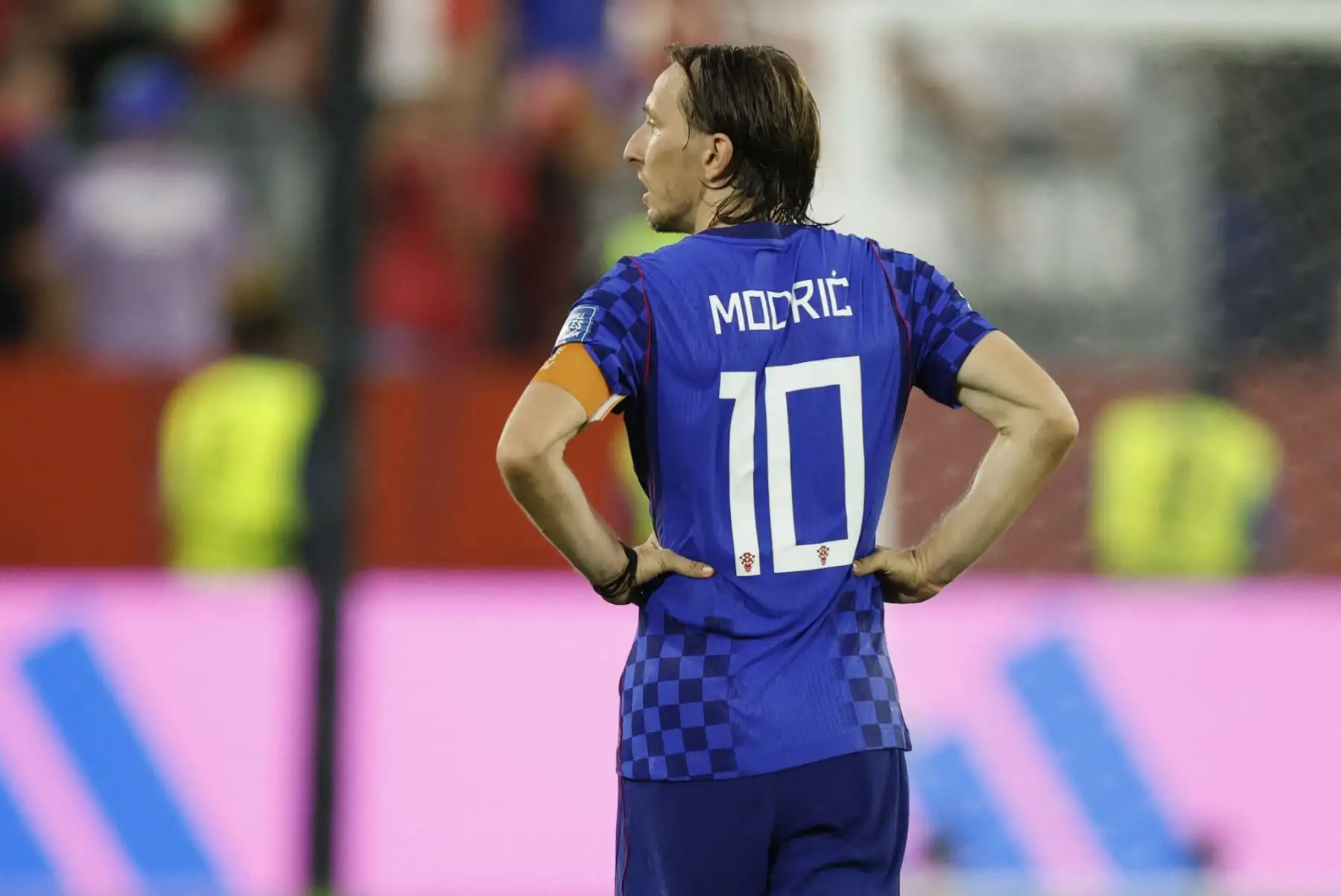 Luka Modric, capitán de Croacia, observa el campo luego de la derrota de su selección, en una postal que resume la despedida de una generación emblemática del torneo. Foto: AFP.