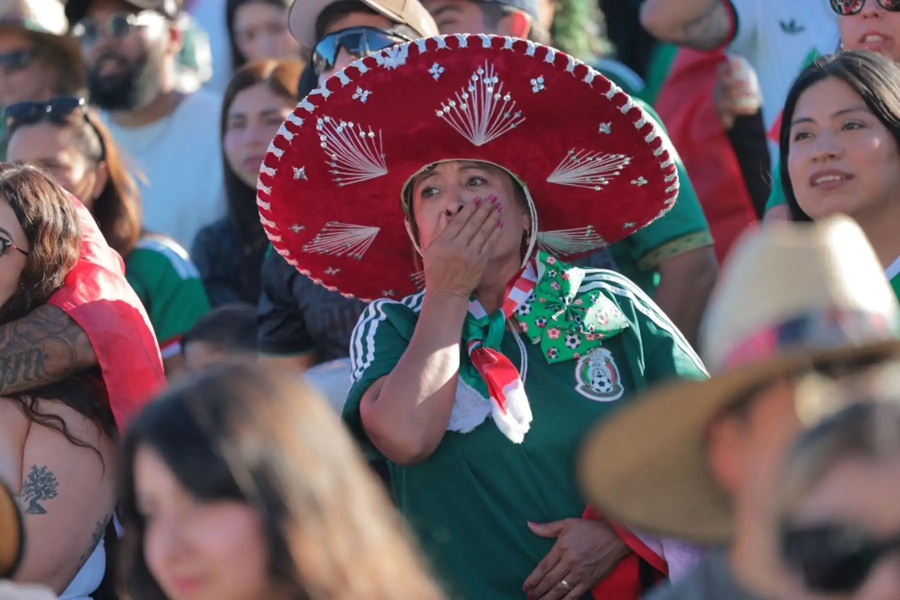 Un hincha de México acompaña con gesto serio la despedida de su selección, mientras la afición local asume el final del camino mundialista. Foto: AFP.