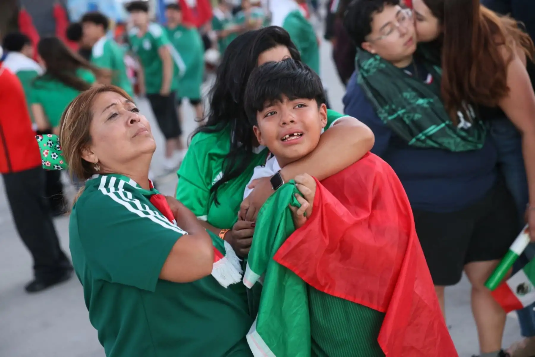 Aficionadas mexicanas reaccionan con pesar luego de la eliminación de su selección, mostrando la otra cara del torneo para el país anfitrión. Foto: AFP.