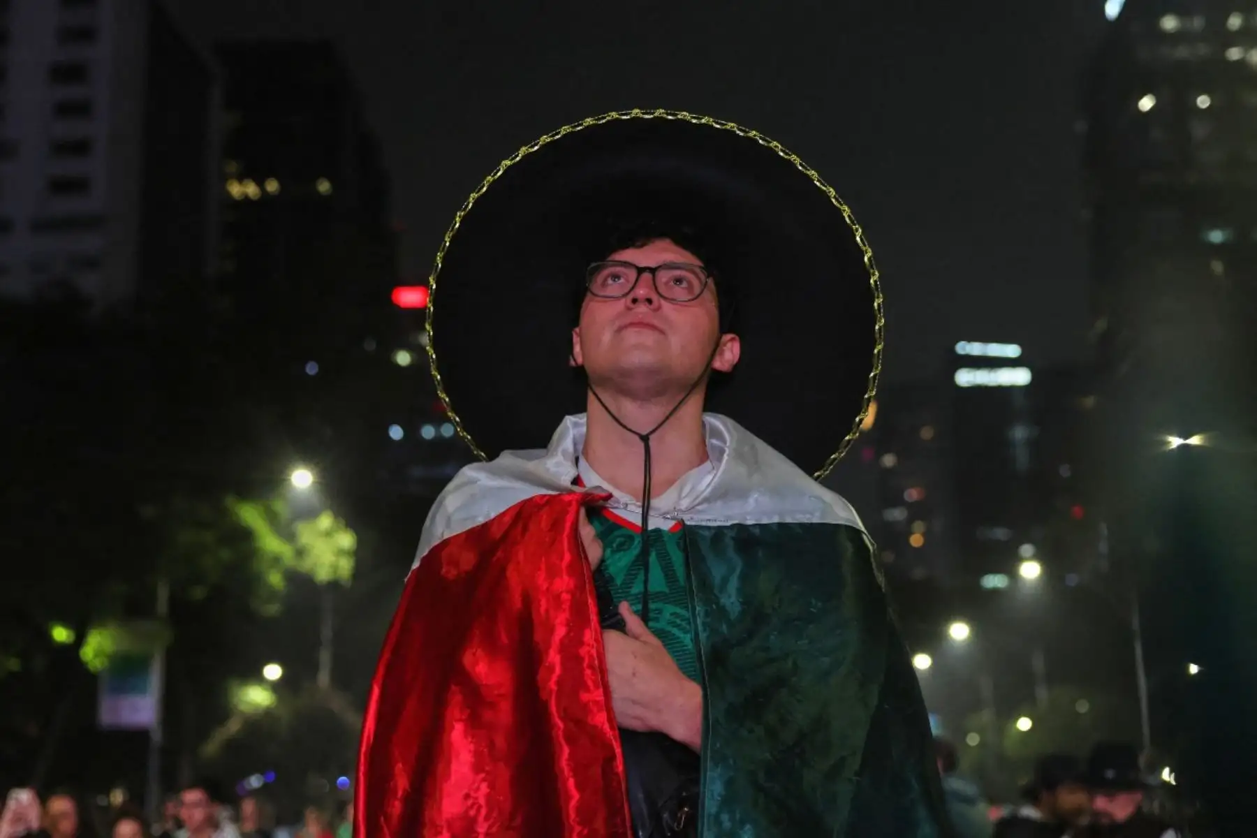 Un hincha mexicano permanece solo tras la eliminación del anfitrión, en una postal que refleja la tristeza de la afición local al despedirse del Mundial. Foto: AFP.