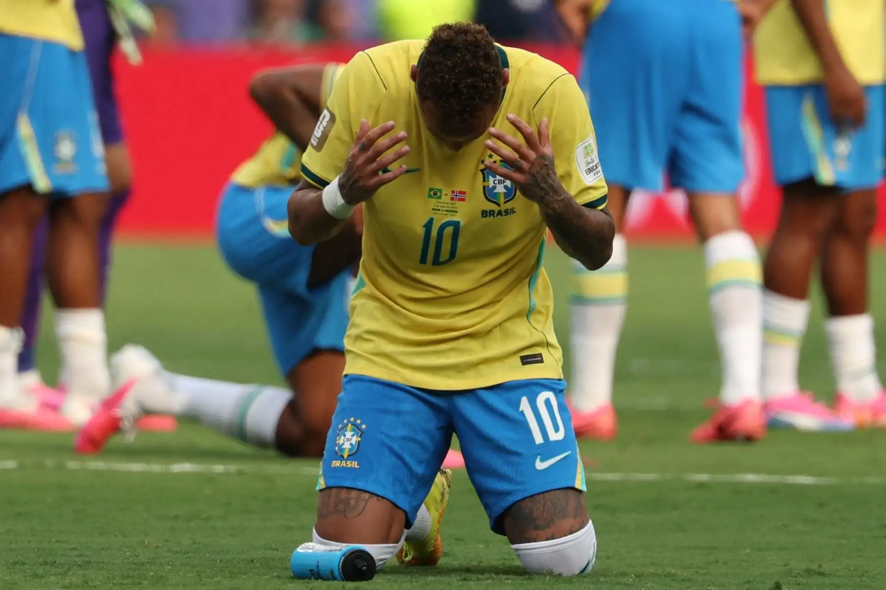 Neymar permanece sobre el césped luego de la derrota de Brasil, convertido en uno de los rostros de la tristeza tras la eliminación de la selección sudamericana. Foto: AFP.