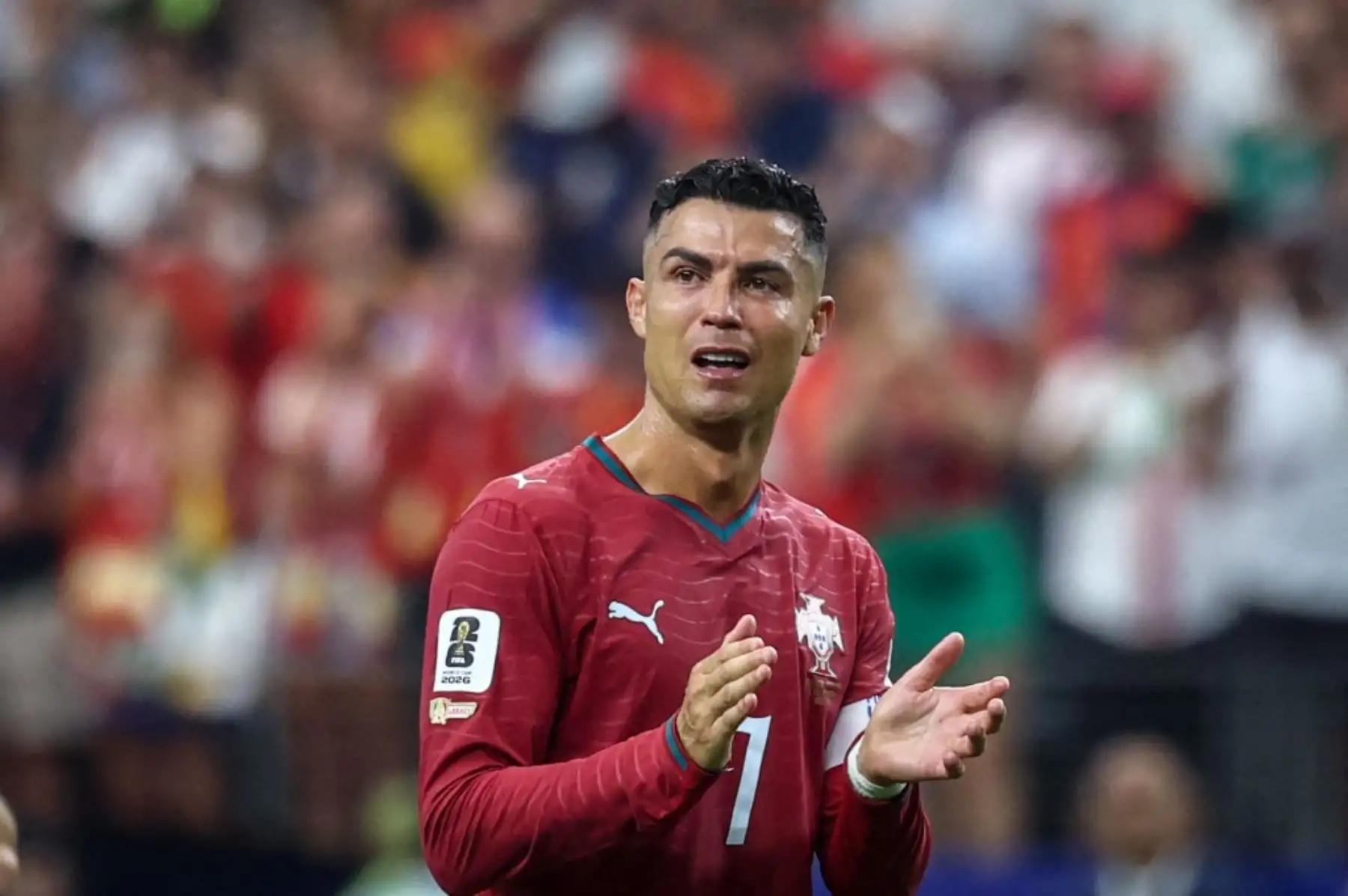 Cristiano Ronaldo aparece tras la eliminación de Portugal, en una postal que resume la frustración de una de las grandes figuras del fútbol mundial al despedirse del certamen. Foto: AFP.