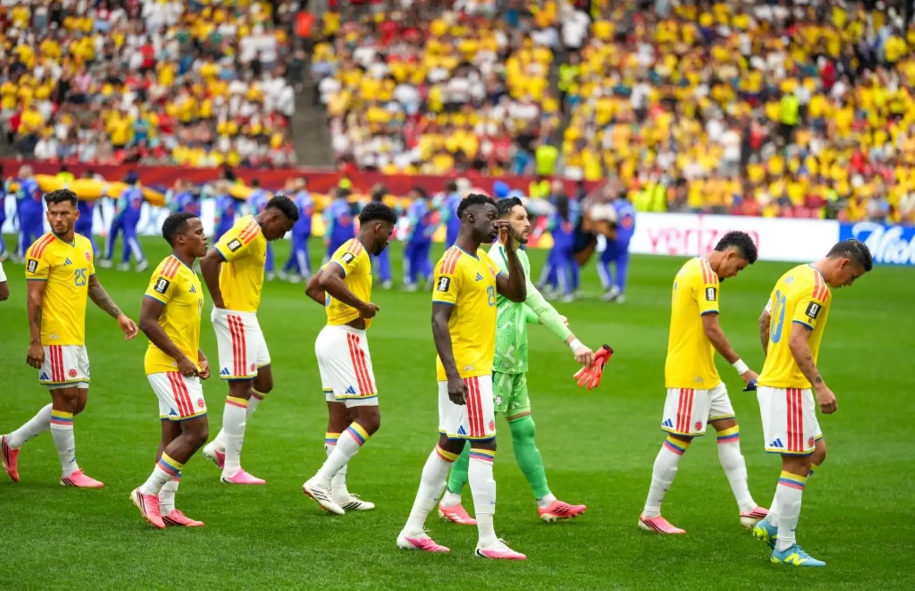 Jugadores de Colombia abandonan el campo tras quedar fuera del Mundial, una imagen que refleja el golpe deportivo para una de las selecciones llamadas a ser protagonista del torneo. Foto: AFP.
