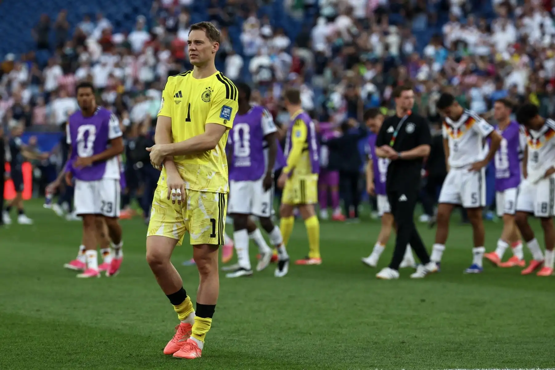 Manuel Neuer, arquero de Alemania, se retira del campo tras la eliminación de su selección, una imagen que refleja la tristeza de los referentes que quedaron fuera del Mundial. Foto: AFP.