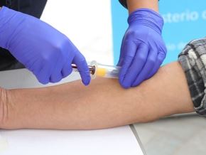 Todos los hombres desde los 50 años deben realizársela pues les permitirá saber si se mantienen sanos o deben iniciar un tratamiento ante esta enfermedad que no presenta síntomas. Foto: Minsa