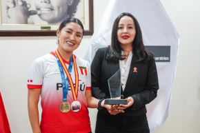La ministra de la Mujer y Poblaciones Vulnerables, Edith Pariona, destacó que el éxito de Evelyn Inga refleja el talento, la disciplina y la perseverancia. Foto: MIMP