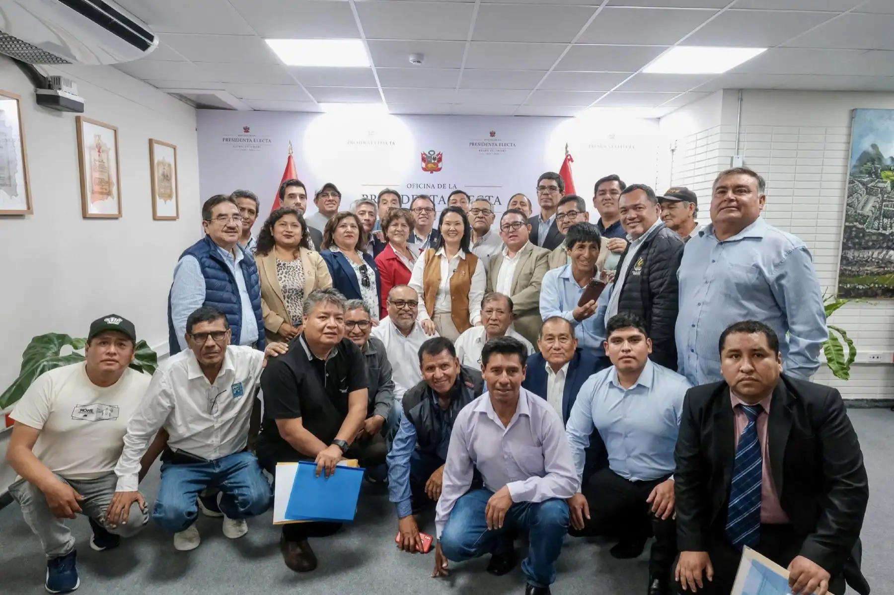 La mandataria electa Keiko Fujimori se reunió con los presidentes de la Junta Nacional de Organizaciones de Usuarios de Agua del Perú.