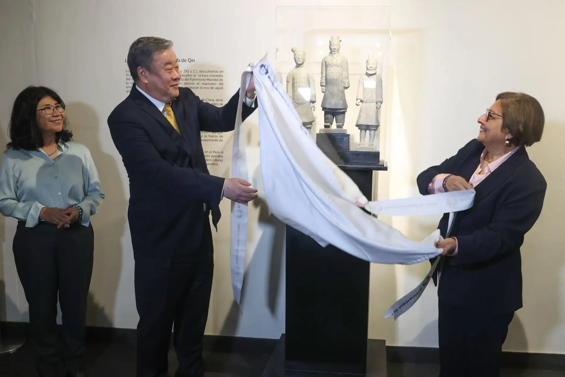 Con la presencia del embajador de la República Popular China, Song Yang, se realizó la develación de esculturas "Los Guerreros de Terracota" y la conferencia "Memoria, poder y representación: Los Guerreros de Terracota en la cultura china", a cargo de Patricia Castro Obando, doctora en Antropología con especialidad en China. Foto: ANDINA/Melina Mejía