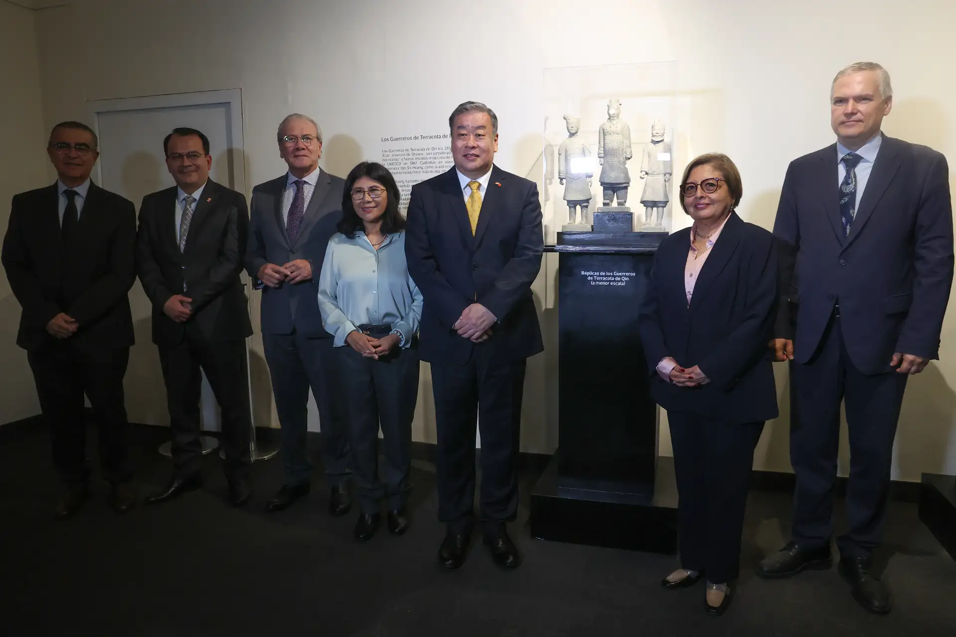 Con la presencia del embajador de la República Popular China, Song Yang, se realizó la develación de esculturas "Los Guerreros de Terracota" y la conferencia "Memoria, poder y representación: Los Guerreros de Terracota en la cultura china", a cargo de Patricia Castro Obando, doctora en Antropología con especialidad en China. Foto: ANDINA/Melina Mejía