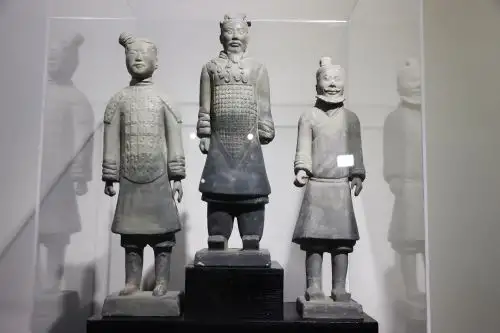 Réplicas de las milenarias esculturas chinas  "Los Guerreros de Terracota" se presentan en el Museo Metropolitano