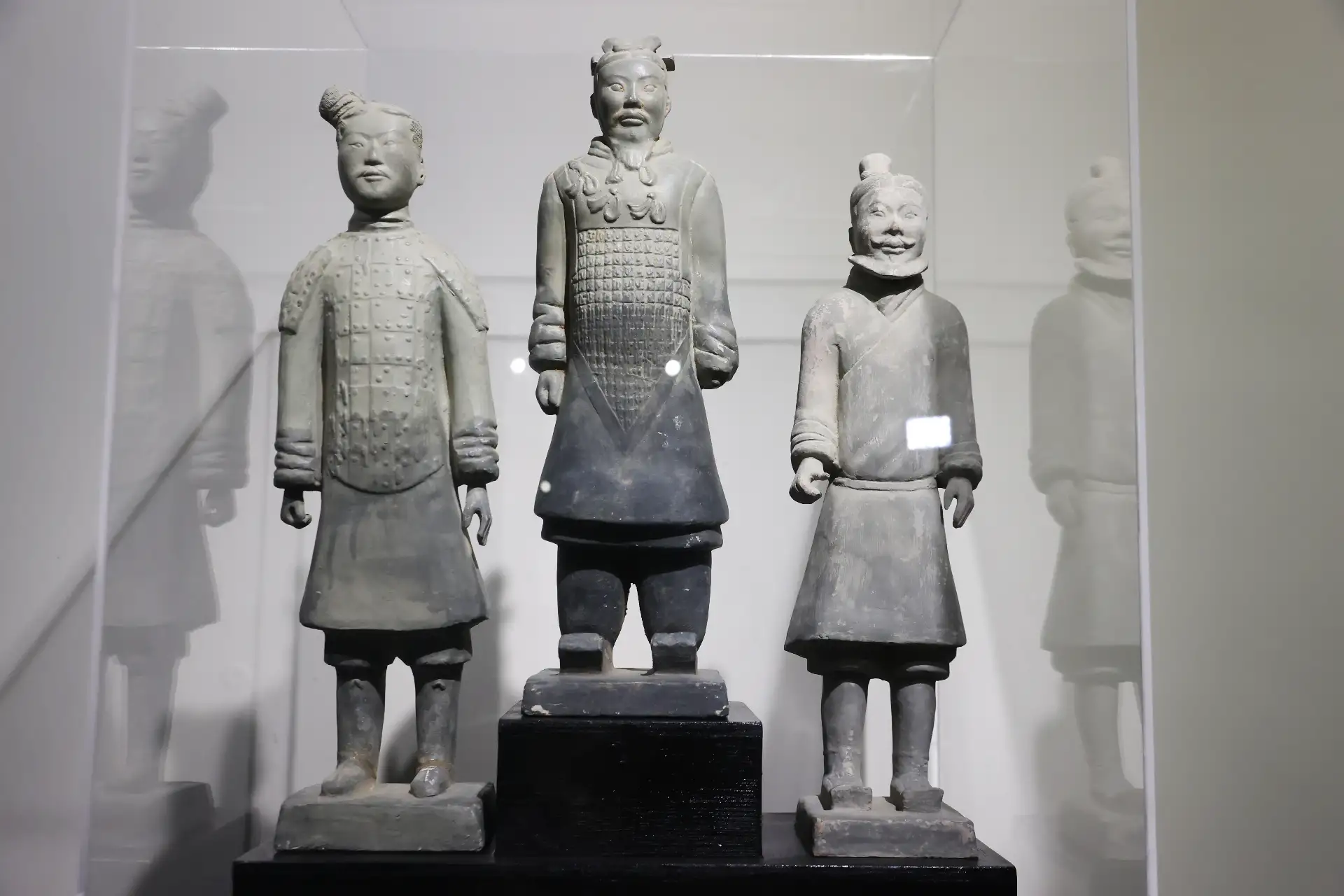 Con la presencia del embajador de la República Popular China, Song Yang, se realizó la develación de esculturas "Los Guerreros de Terracota" y la conferencia "Memoria, poder y representación: Los Guerreros de Terracota en la cultura china", a cargo de Patricia Castro Obando, doctora en Antropología con especialidad en China. Foto: ANDINA/Melina Mejía