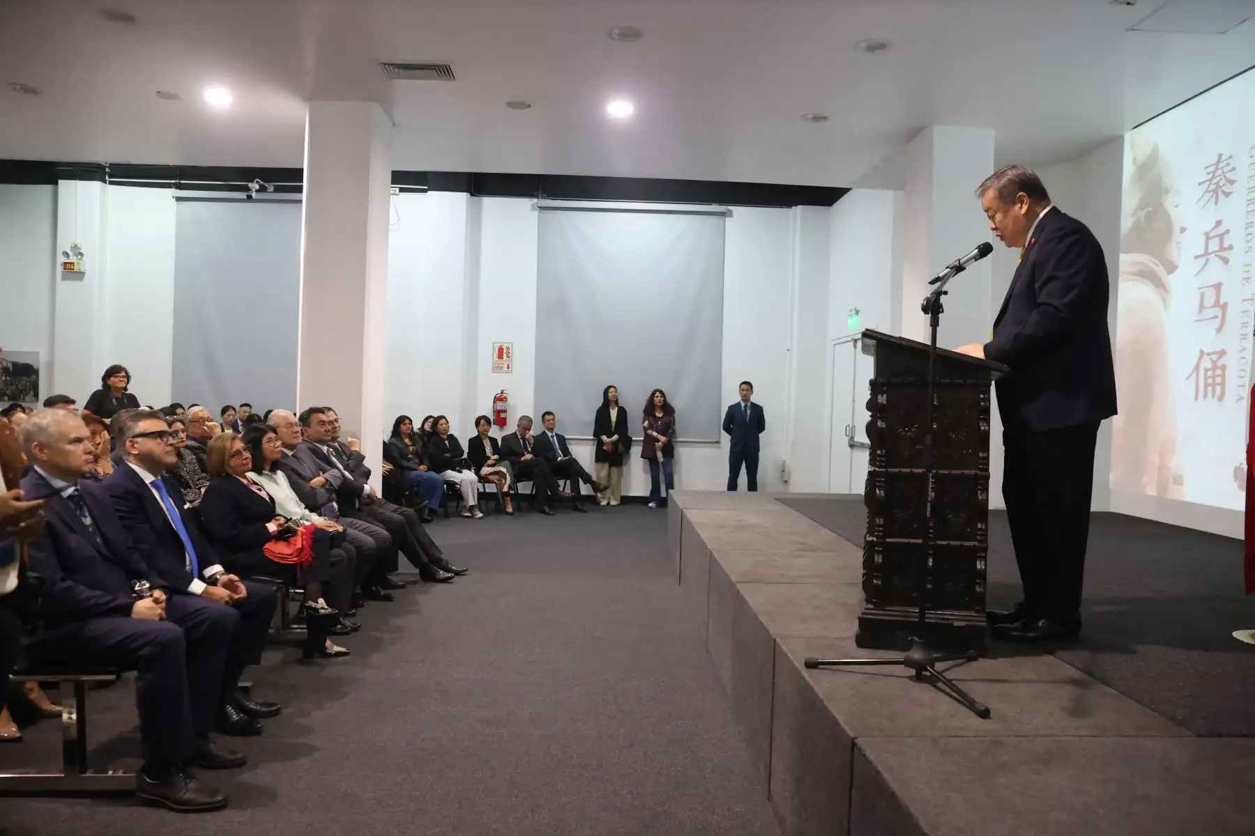 Con la presencia del embajador de la República Popular China, Song Yang, se realizó la develación de esculturas "Los Guerreros de Terracota" y la conferencia "Memoria, poder y representación: Los Guerreros de Terracota en la cultura china", a cargo de Patricia Castro Obando, doctora en Antropología con especialidad en China. Foto: ANDINA/Melina Mejía