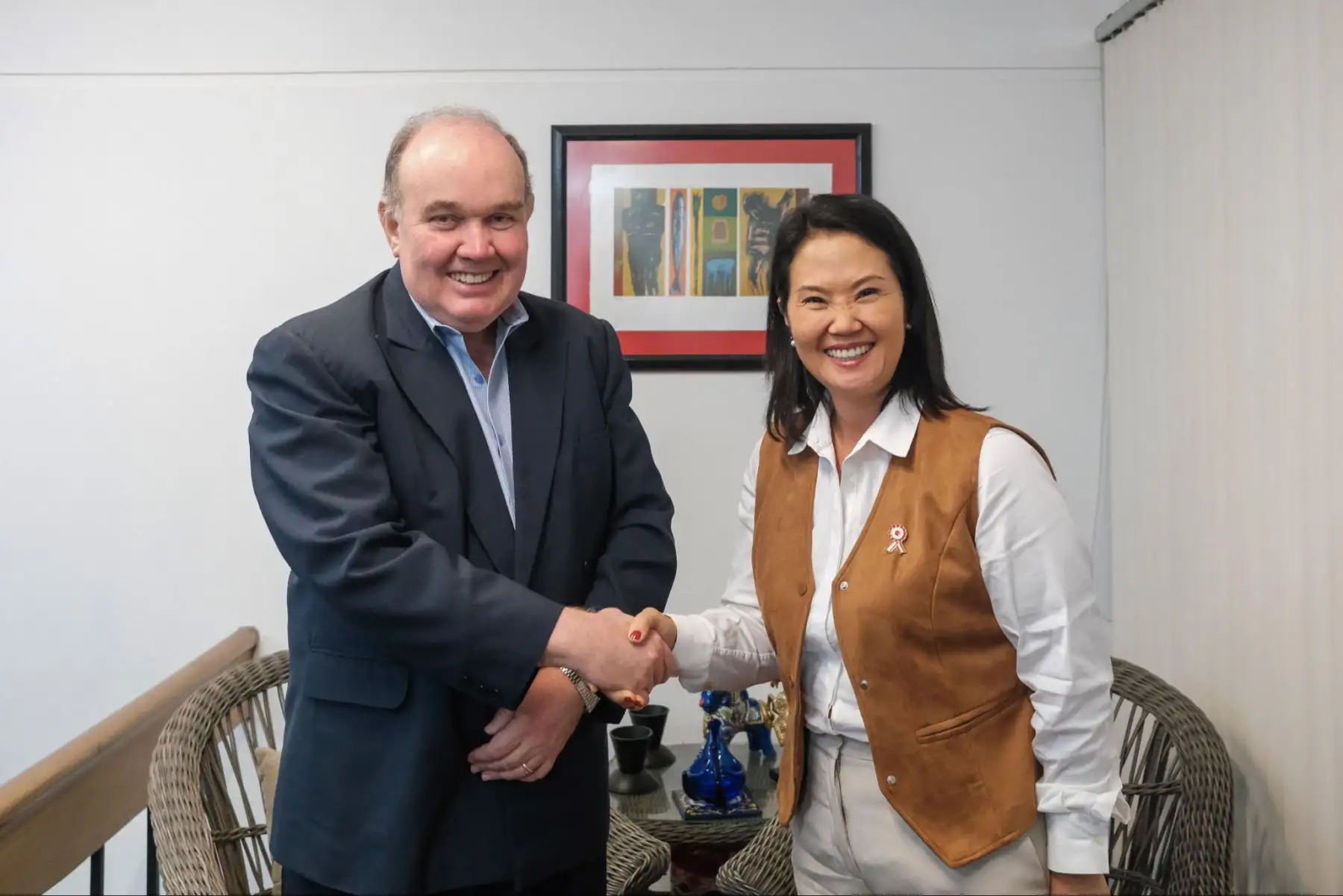 La presidenta electa, Keiko Fujimori, sostuvo una reunión con el excandidato presidencial Rafael López Aliaga; la diputada electa, Norma Yarrow y el senador electo, Francisco Calisto.