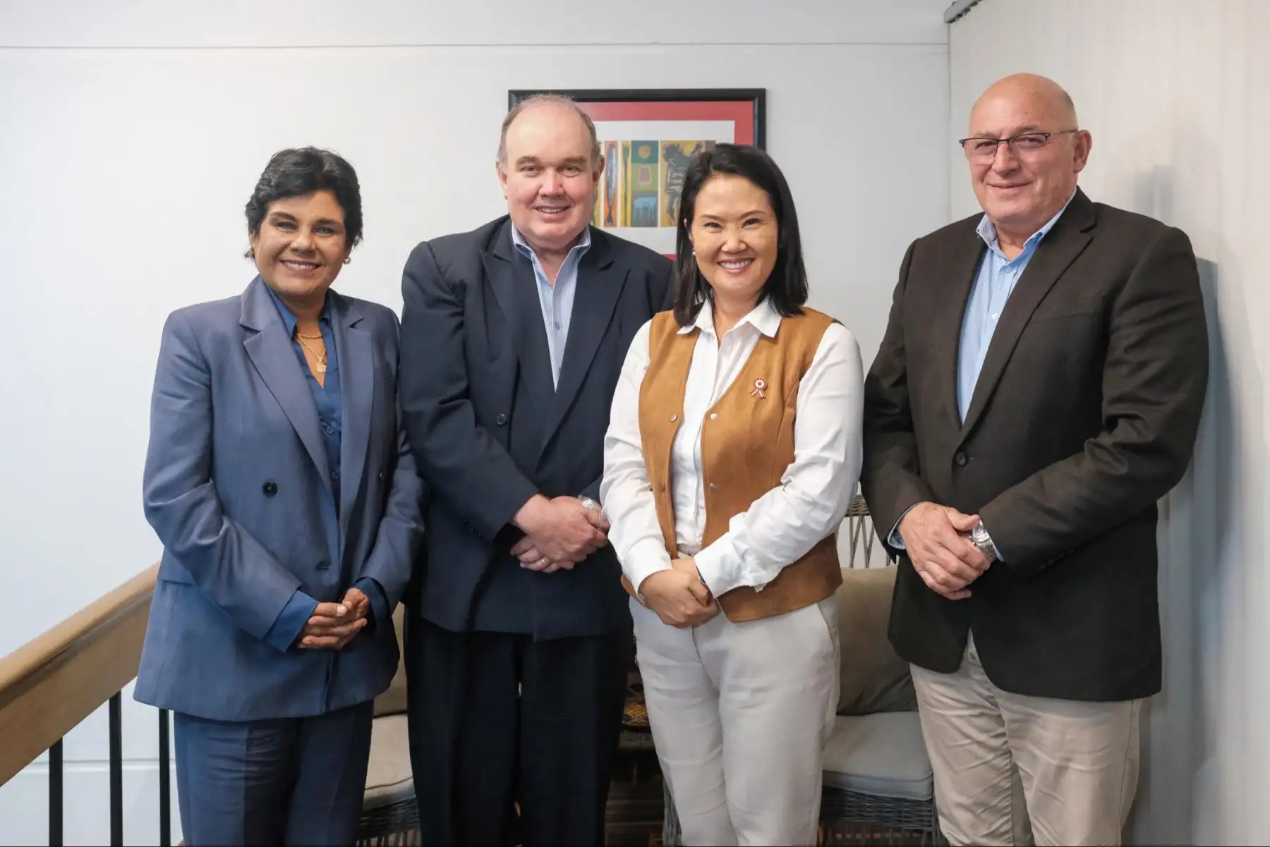 La presidenta electa, Keiko Fujimori, sostuvo una reunión con el excandidato presidencial Rafael López Aliaga; la diputada electa, Norma Yarrow y el senador electo, Francisco Calisto.