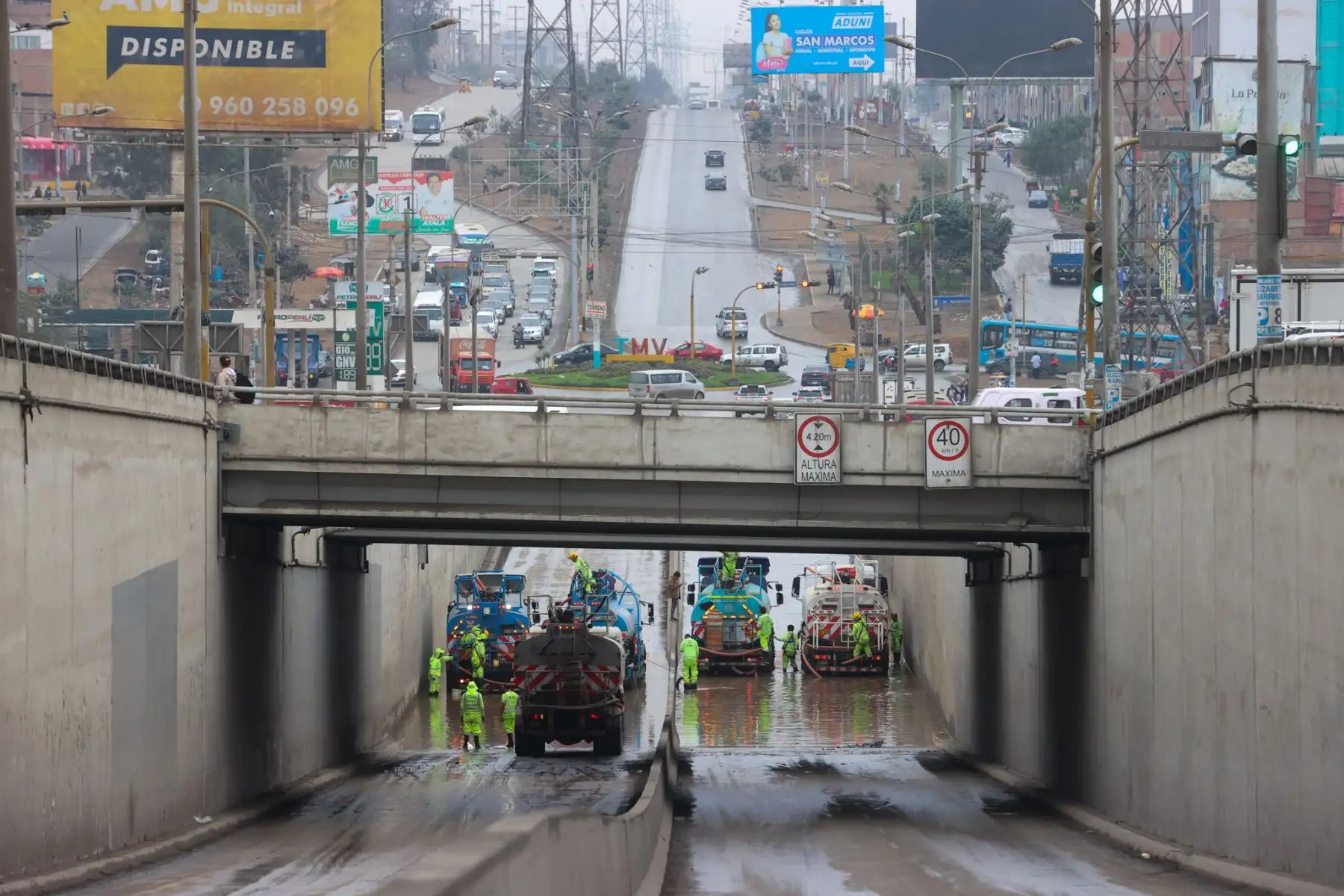 La Municipalidad de Villa María del Triunfo cerró temporalmente el acceso a la parte baja del bypass de la avenida Pachacútec debido al aniego ocasionado por las intensas lluvias registradas en Lima. Foto: Municipalidad de VMT. Foto: ANDINA/ Melina Mejía