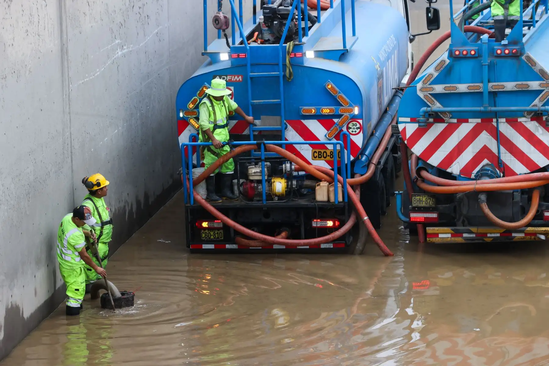 El acceso al bypass de la avenida Pachacútec permanecerá cerrado hasta que concluyan los trabajos de drenaje y retiro del agua acumulada, informaron las autoridades municipales. Foto: Municipalidad de VMT. Foto: ANDINA/ Melina Mejía
