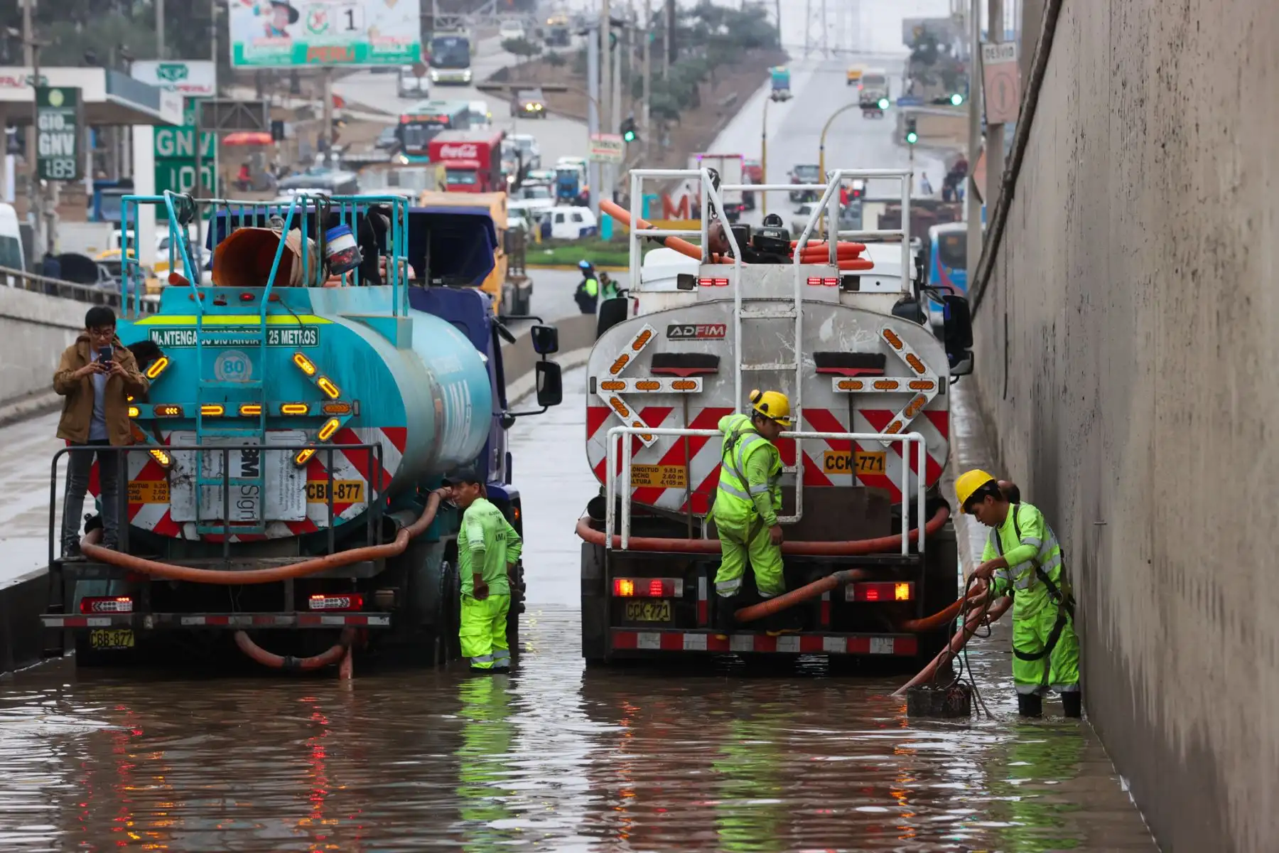La Municipalidad de Villa María del Triunfo cerró temporalmente el acceso a la parte baja del bypass de la avenida Pachacútec debido al aniego ocasionado por las intensas lluvias registradas en Lima. Foto: Municipalidad de VMT. Foto: ANDINA/ Melina Mejía