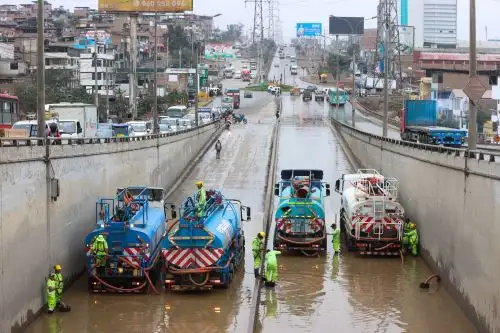 Lluvias provocan aniego y obligan al cierre del bypass de la avenida Pachacútec en VMT