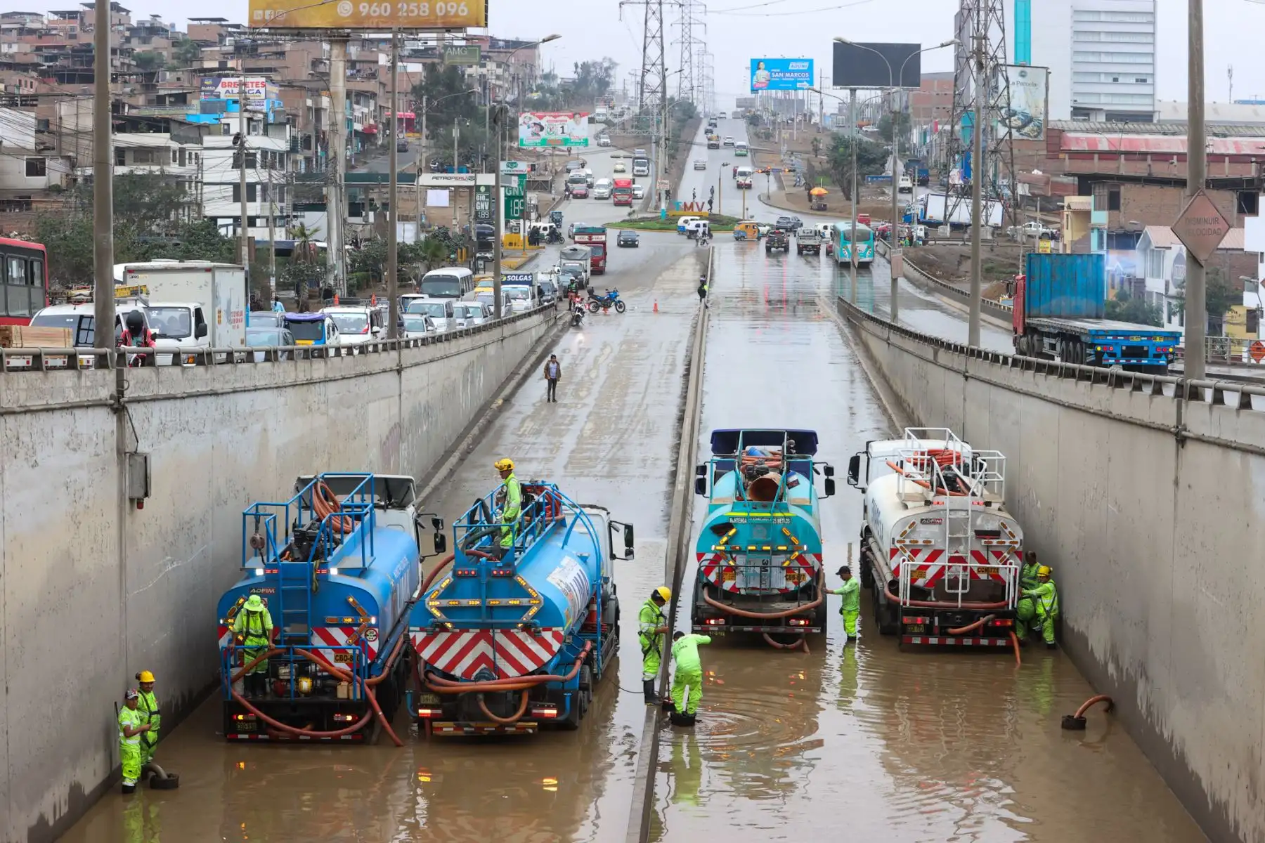 La Municipalidad de Villa María del Triunfo cerró temporalmente el acceso a la parte baja del bypass de la avenida Pachacútec debido al aniego ocasionado por las intensas lluvias registradas en Lima. Foto: Municipalidad de VMT. Foto: ANDINA/ Melina Mejía