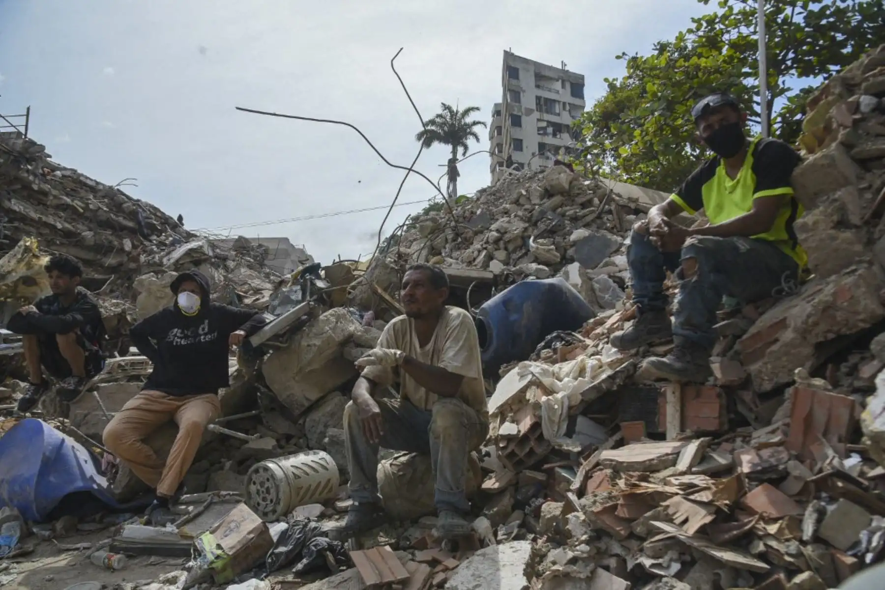 Escombros de edificios que colapsaron tras los terremotos del 24 de junio en el estado de La Guaira, Venezuela. Foto: AFP