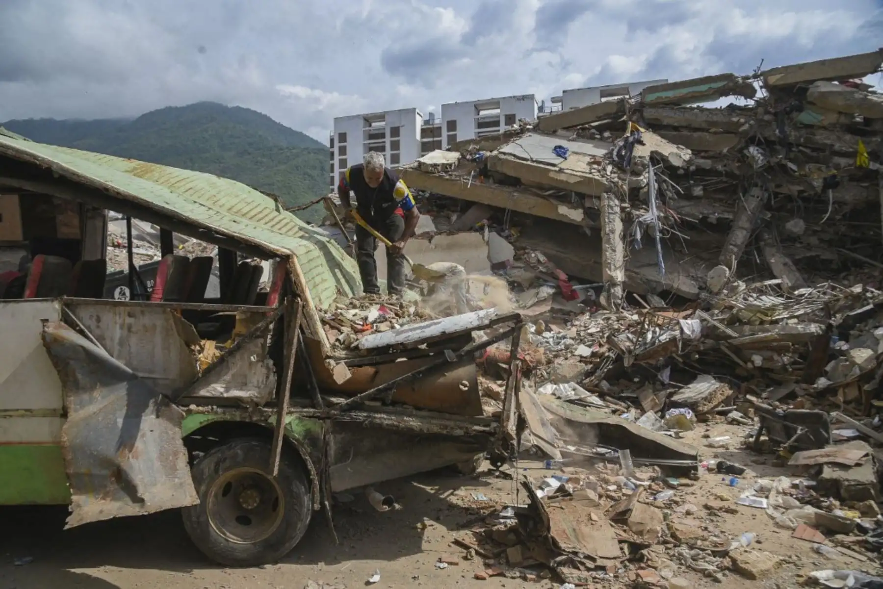 Escombros de edificios que colapsaron tras los terremotos del 24 de junio en el estado de La Guaira, Venezuela. Foto: AFP
