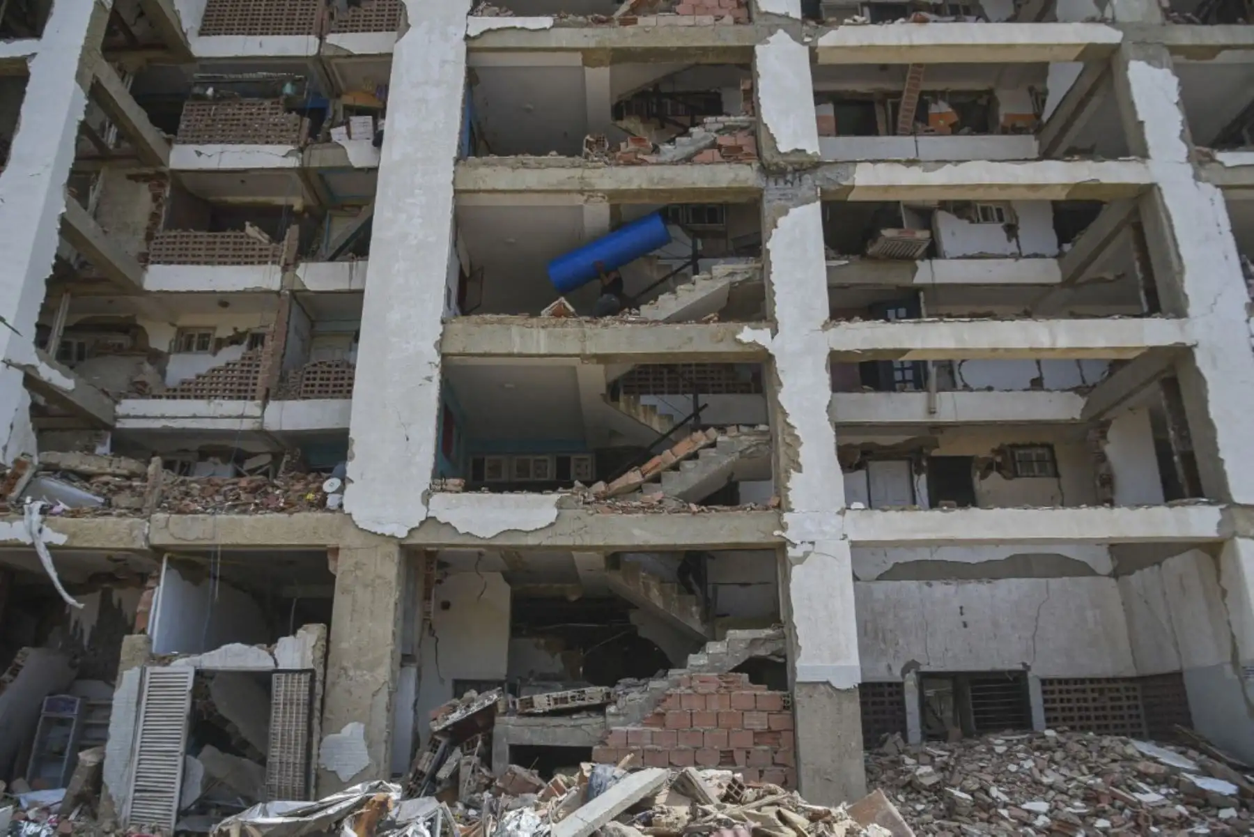 El desastre impactó especialmente en el estado costero de La Guaira, donde más de 800 edificios fueron afectados, de los cuales 190 sufrieron un colapso en total. Foto: AFP
