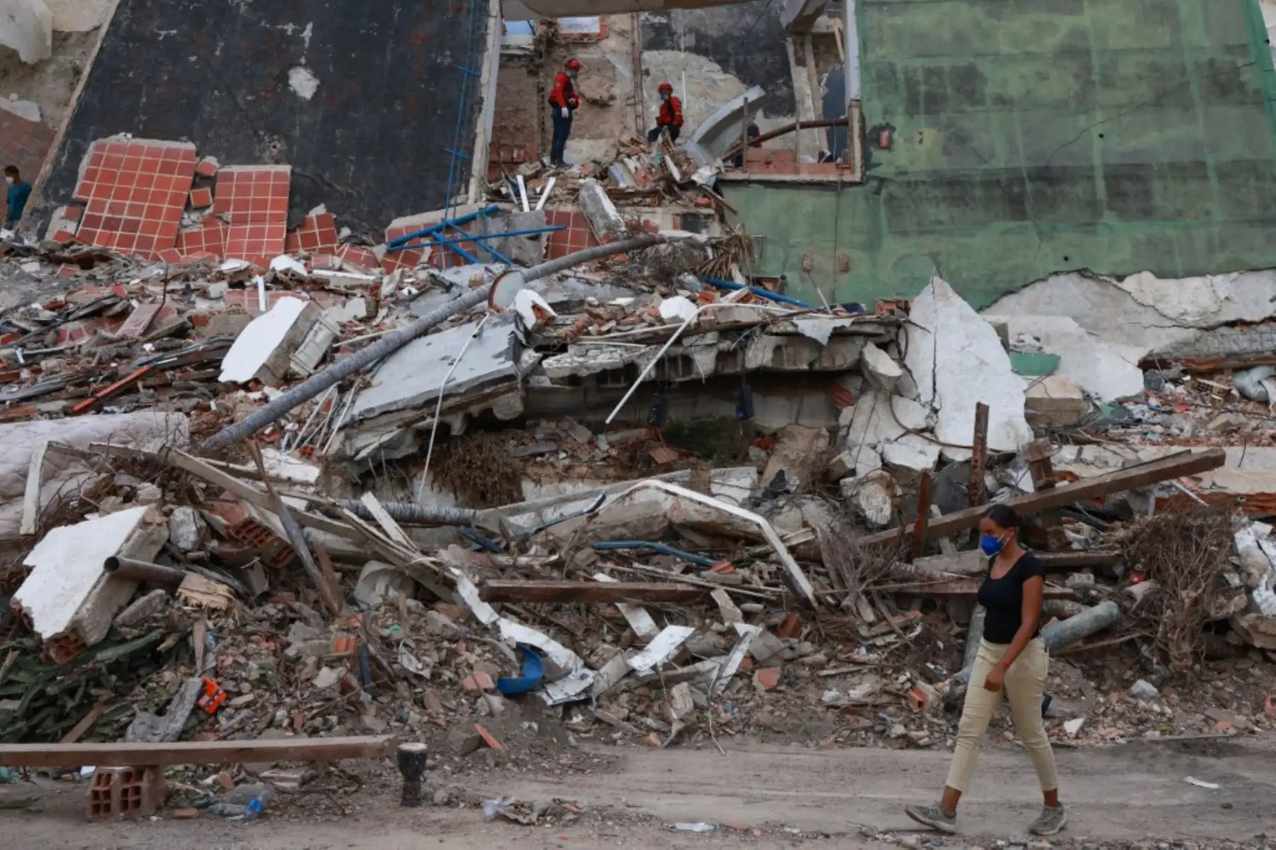 El desastre impactó especialmente en el estado costero de La Guaira, donde más de 800 edificios fueron afectados, de los cuales 190 sufrieron un colapso en total. Foto: AFP