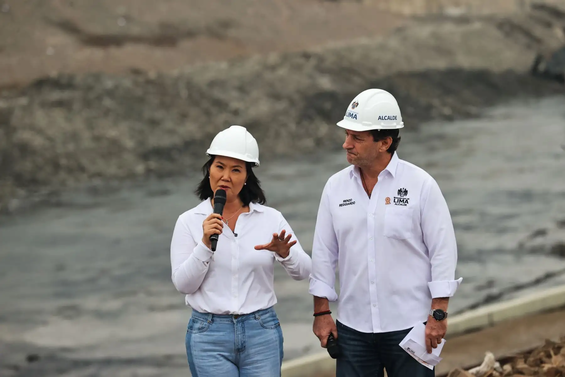 La presidenta electa, Keiko Fujimori, junto al alcalde de Lima, Renzo Reggiardo, inspeccionan hoy las labores de limpieza y descolmatación en el río Rímac, como parte de las medidas preventivas desplegadas por la Municipalidad ante la alerta por el fenómeno de El Niño. Foto: ANDINA/ Juan Carlos Guzmán
