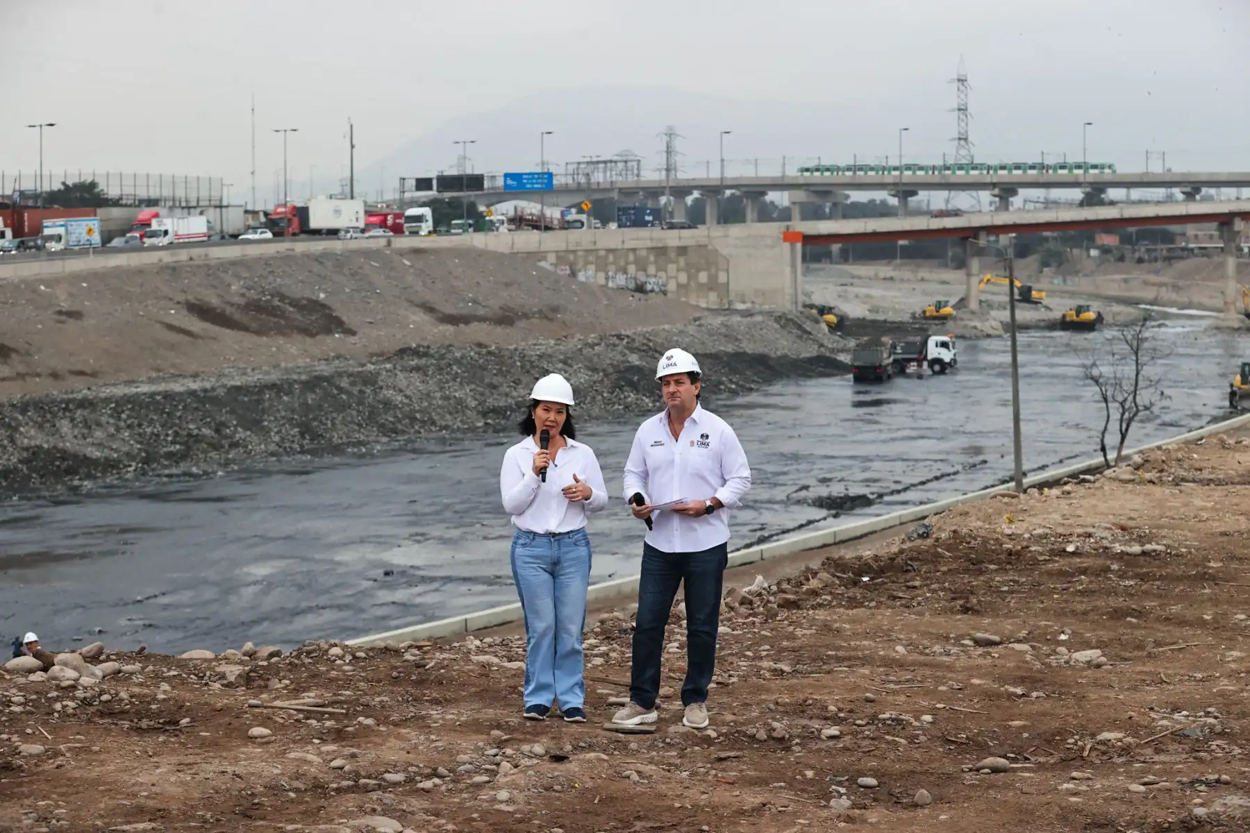 La presidenta electa, Keiko Fujimori, junto al alcalde de Lima, Renzo Reggiardo, inspeccionan hoy las labores de limpieza y descolmatación en el río Rímac, como parte de las medidas preventivas desplegadas por la Municipalidad ante la alerta por el fenómeno de El Niño. Foto: ANDINA/ Juan Carlos Guzmán