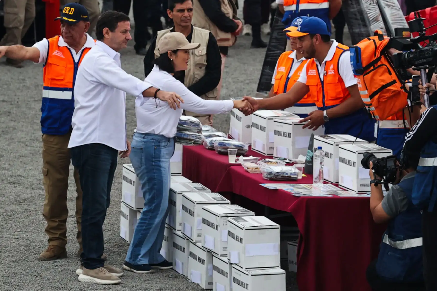 La presidenta electa Keiko Fujimori y el alcalde de Lima, Renzo Reggiardo, verifican esta mañana los trabajos de descolmatación y limpieza en el río Rímac, ejecutados por el municipio metropolitano ante la inminencia del fenómeno de El Niño. Foto: ANDINA/ Juan Carlos Guzmán