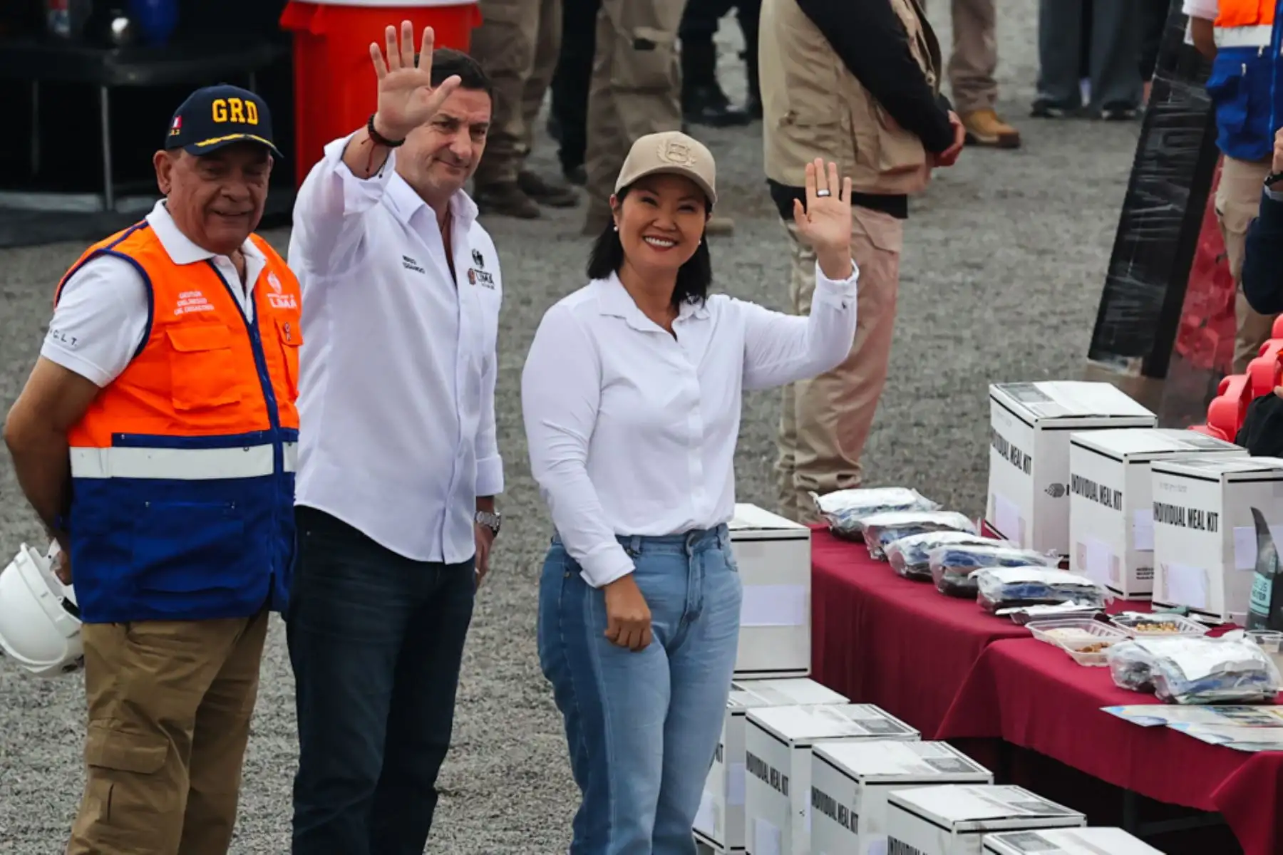 La presidenta electa Keiko Fujimori y el alcalde de Lima, Renzo Reggiardo, verifican esta mañana los trabajos de descolmatación y limpieza en el río Rímac, ejecutados por el municipio metropolitano ante la inminencia del fenómeno de El Niño. Foto: ANDINA/ Juan Carlos Guzmán