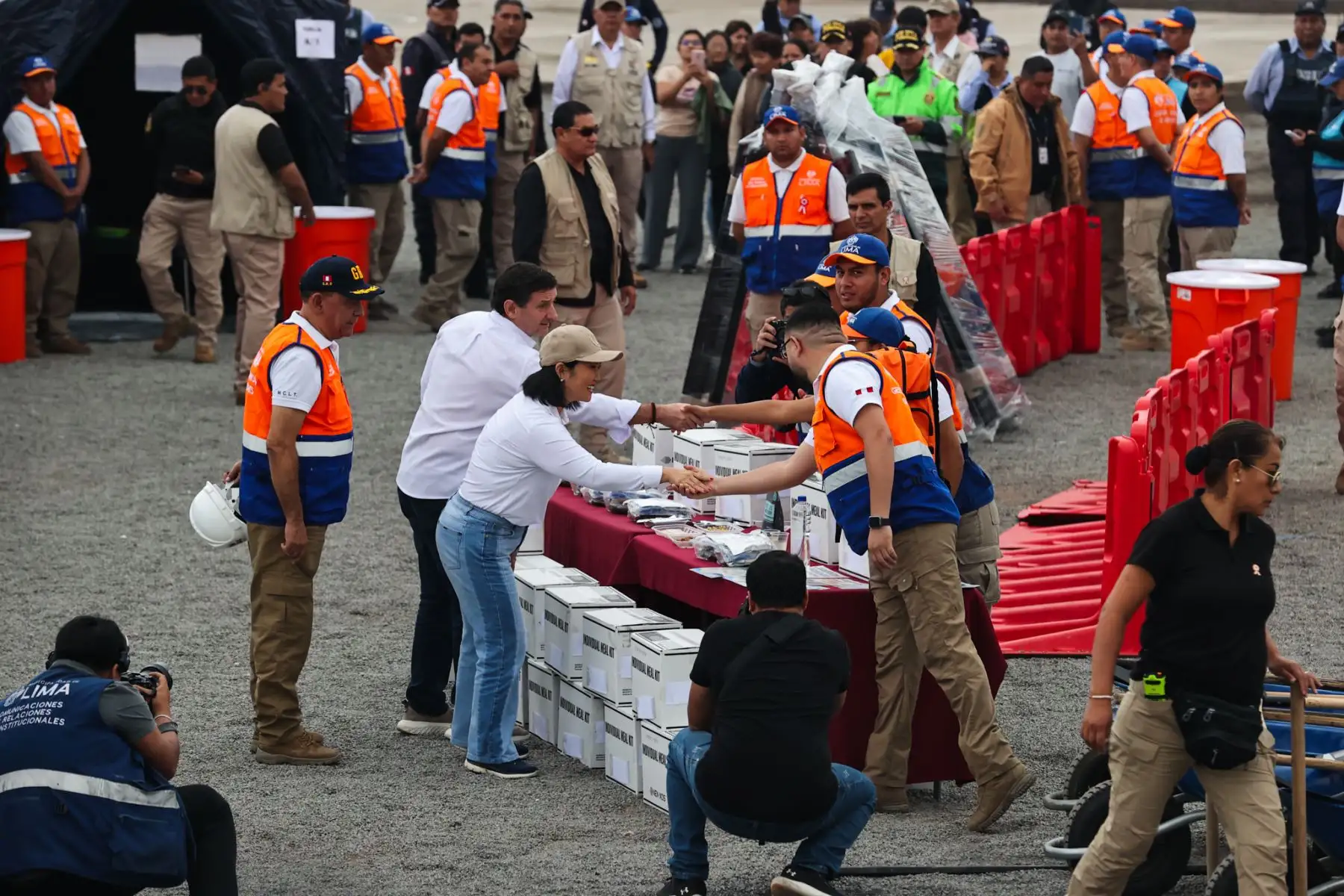 La presidenta electa Keiko Fujimori y el alcalde de Lima, Renzo Reggiardo, verifican esta mañana los trabajos de descolmatación y limpieza en el río Rímac, ejecutados por el municipio metropolitano ante la inminencia del fenómeno de El Niño. Foto: ANDINA/ Juan Carlos Guzmán