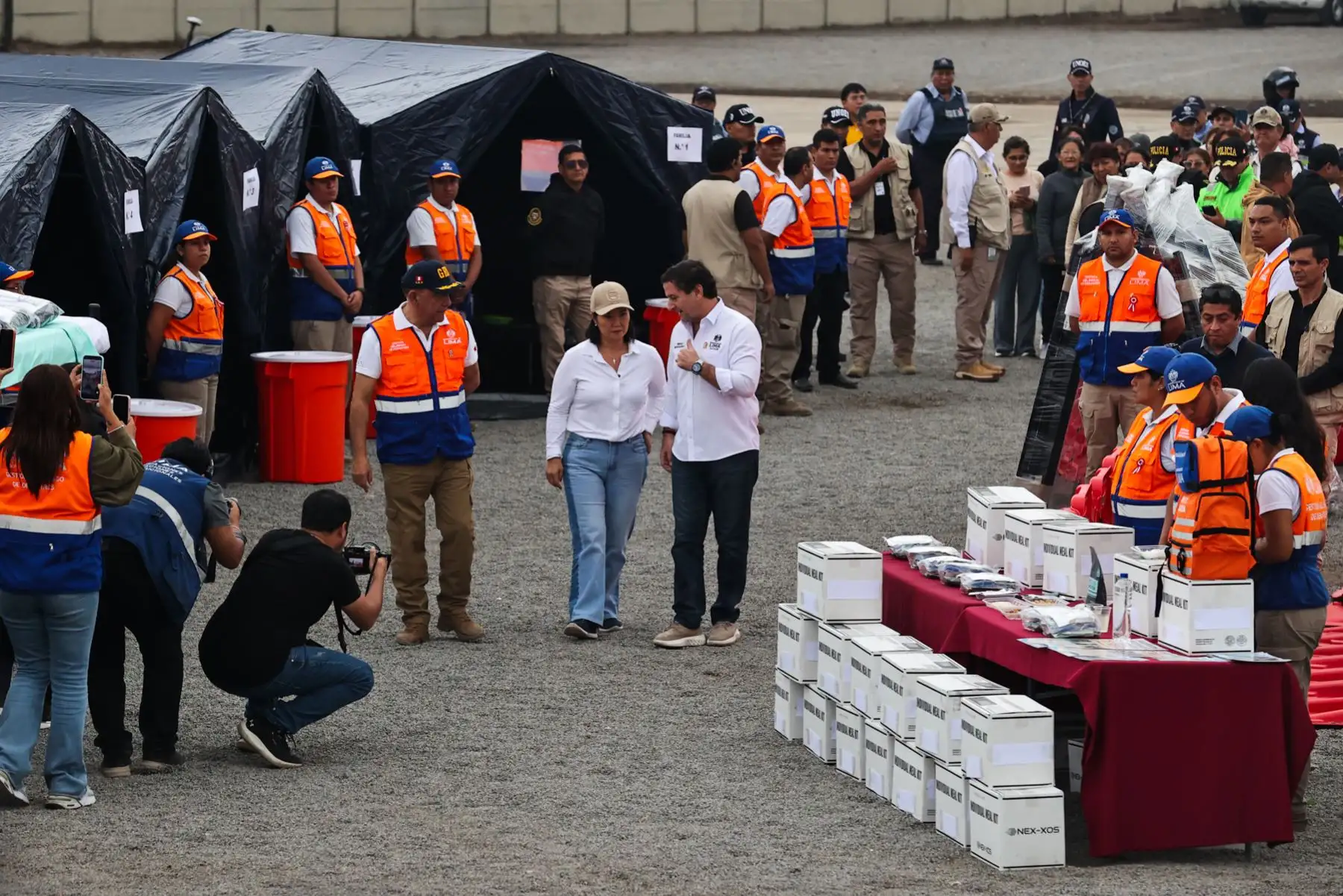 La presidenta electa Keiko Fujimori y el alcalde de Lima, Renzo Reggiardo, verifican esta mañana los trabajos de descolmatación y limpieza en el río Rímac, ejecutados por el municipio metropolitano ante la inminencia del fenómeno de El Niño. Foto: ANDINA/ Juan Carlos Guzmán