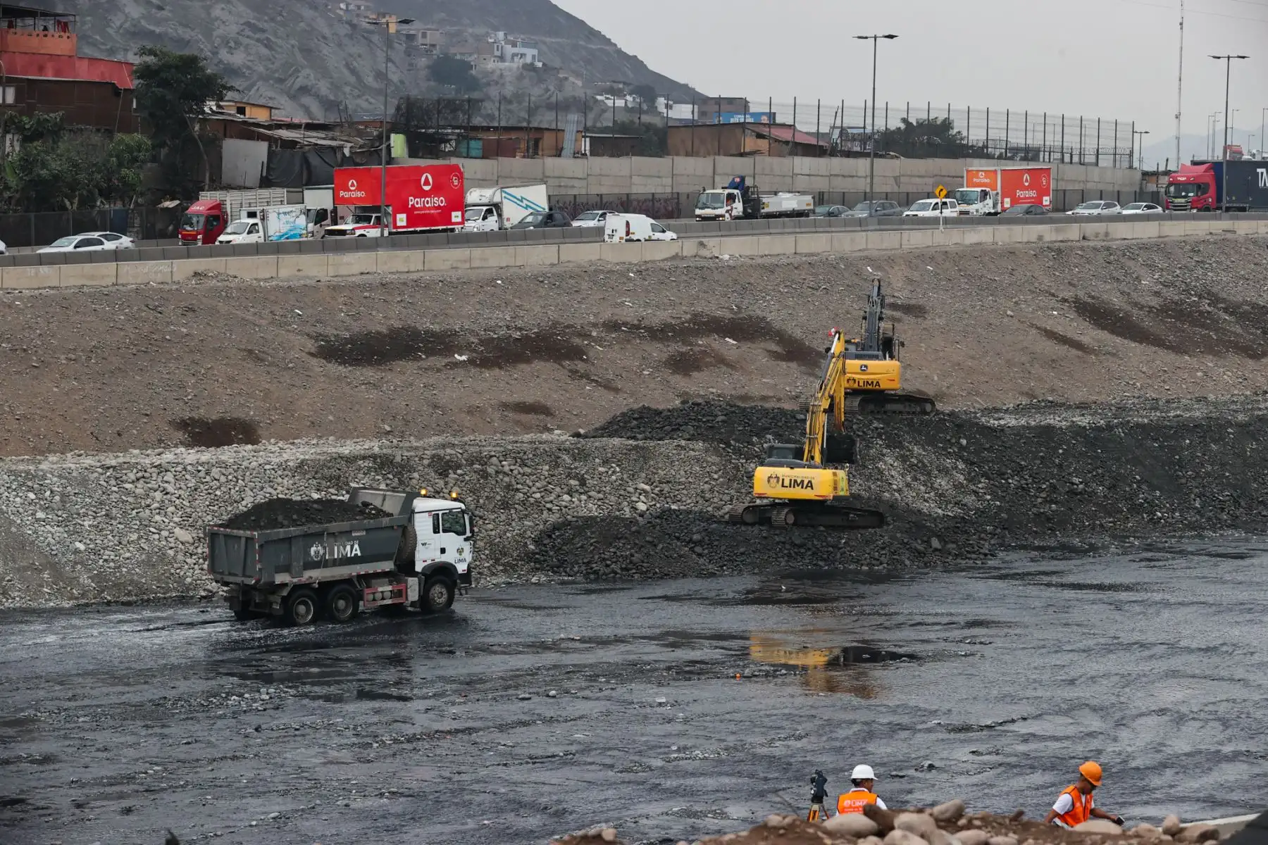 La presidenta electa Keiko Fujimori y el alcalde Renzo Reggiardo supervisan hoy las acciones preventivas de la Municipalidad de Lima, centradas en la limpieza y descolmatación del cauce del río Rímac. Foto: ANDINA/ Juan Carlos Guzmán