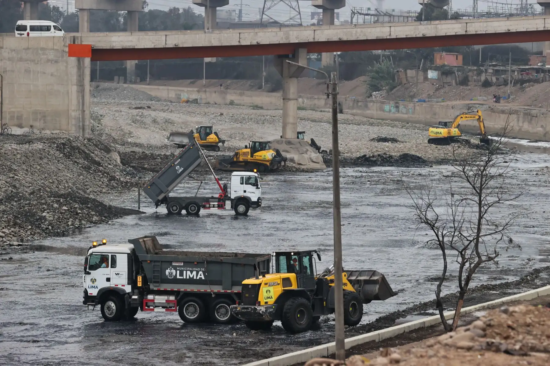 La presidenta electa Keiko Fujimori y el alcalde Renzo Reggiardo supervisan hoy las acciones preventivas de la Municipalidad de Lima, centradas en la limpieza y descolmatación del cauce del río Rímac. Foto: ANDINA/ Juan Carlos Guzmán
