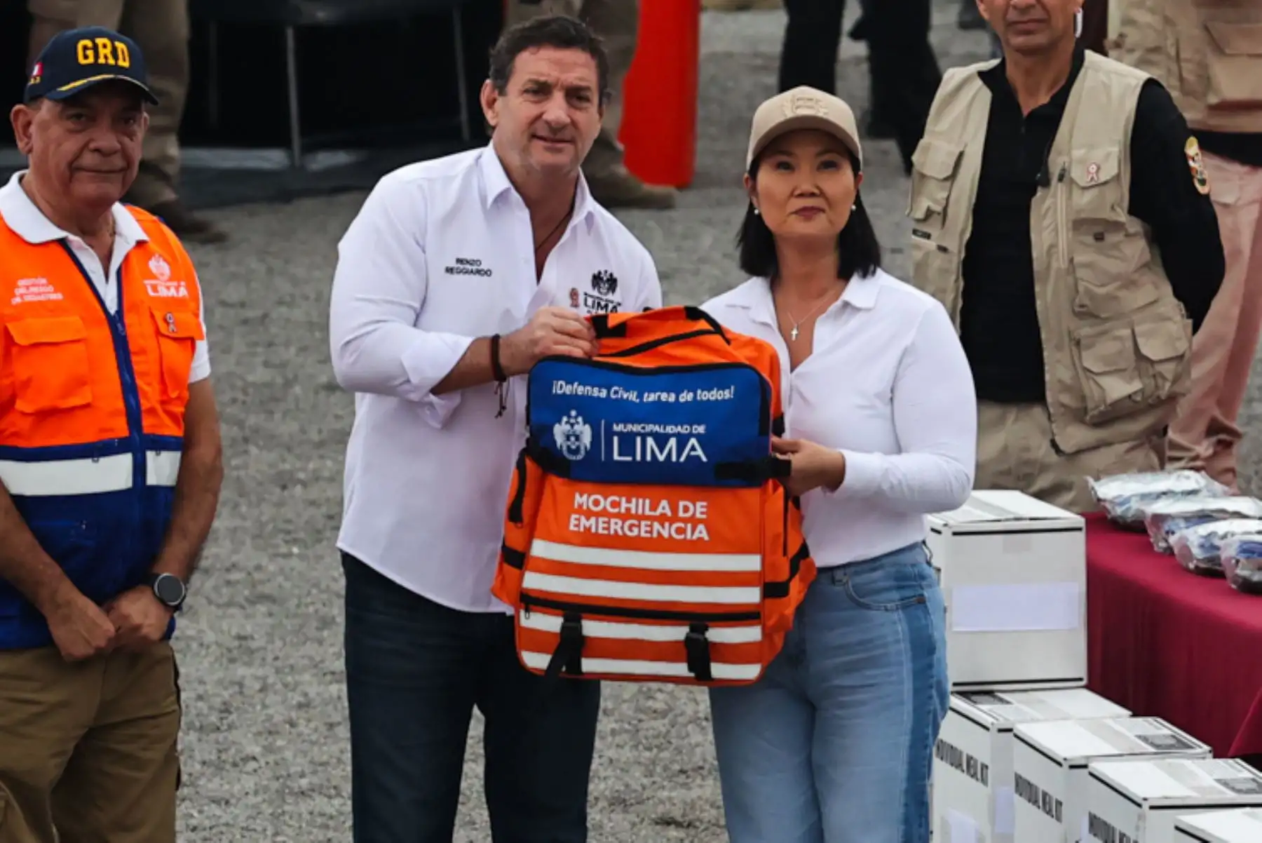 La presidenta electa Keiko Fujimori y el alcalde Renzo Reggiardo supervisan hoy las acciones preventivas de la Municipalidad de Lima, centradas en la limpieza y descolmatación del cauce del río Rímac. Foto: ANDINA/ Juan Carlos Guzmán
