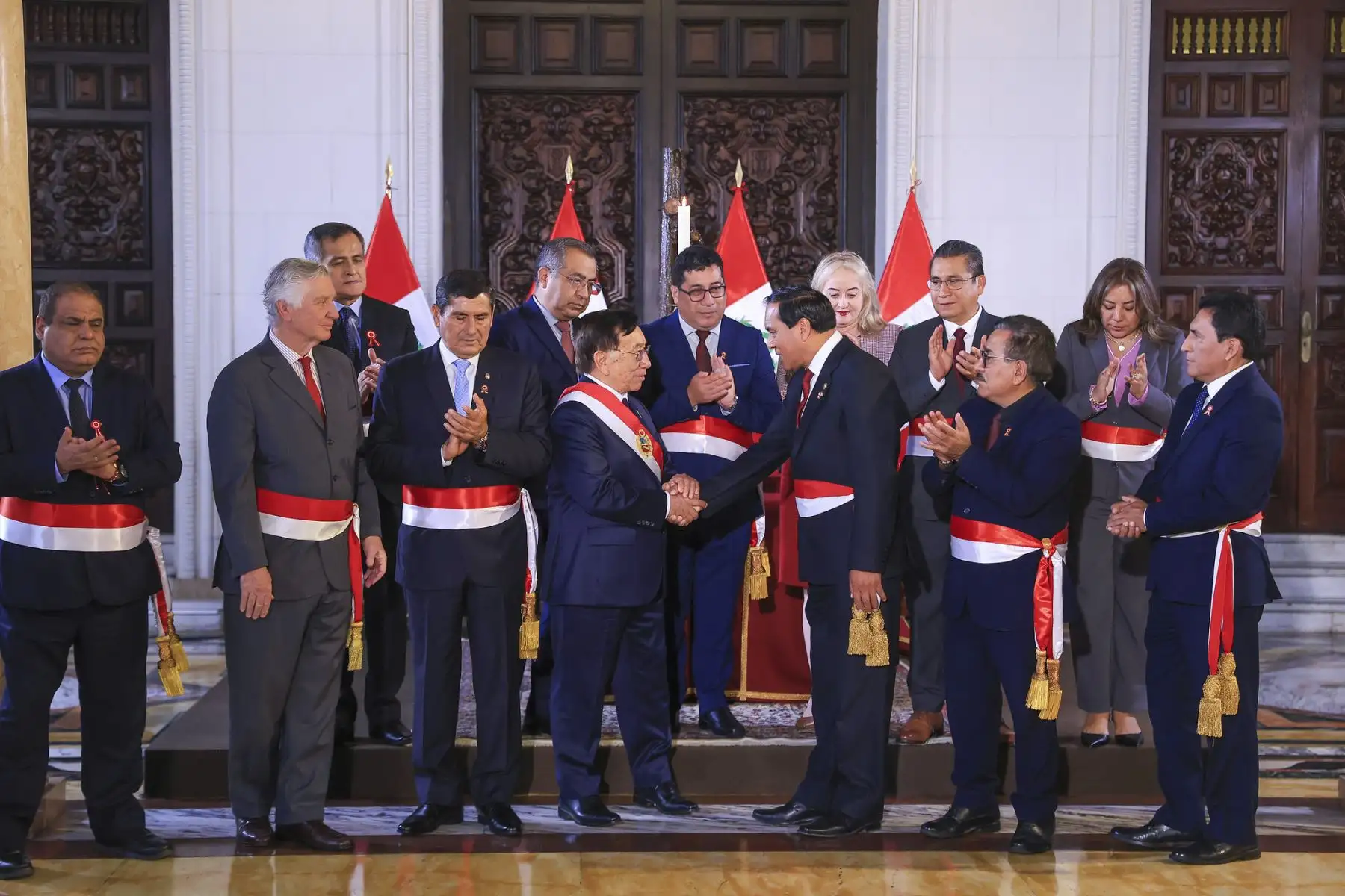 El presidente de la república, José María Balcázar, tomó juramento a Flavio Cruz Mamani como ministro de Estado en el despacho de Trabajo y Promoción del Empleo en una ceremonia en Palacio de Gobierno. Foto: ANDINA/Prensa Presidencia