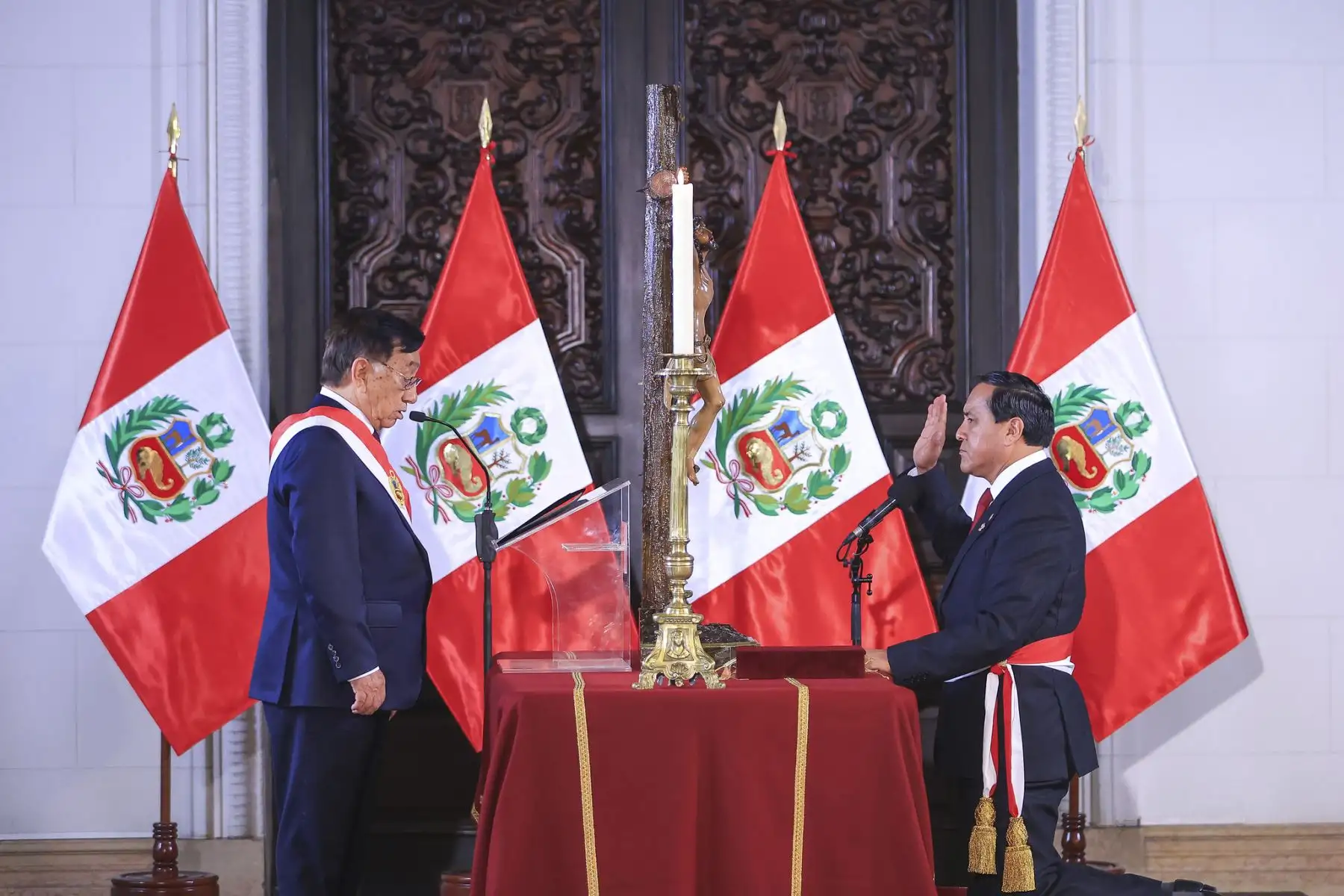 El presidente de la república, José María Balcázar, tomó juramento a Flavio Cruz Mamani como ministro de Estado en el despacho de Trabajo y Promoción del Empleo en una ceremonia en Palacio de Gobierno. Foto: ANDINA/Prensa Presidencia