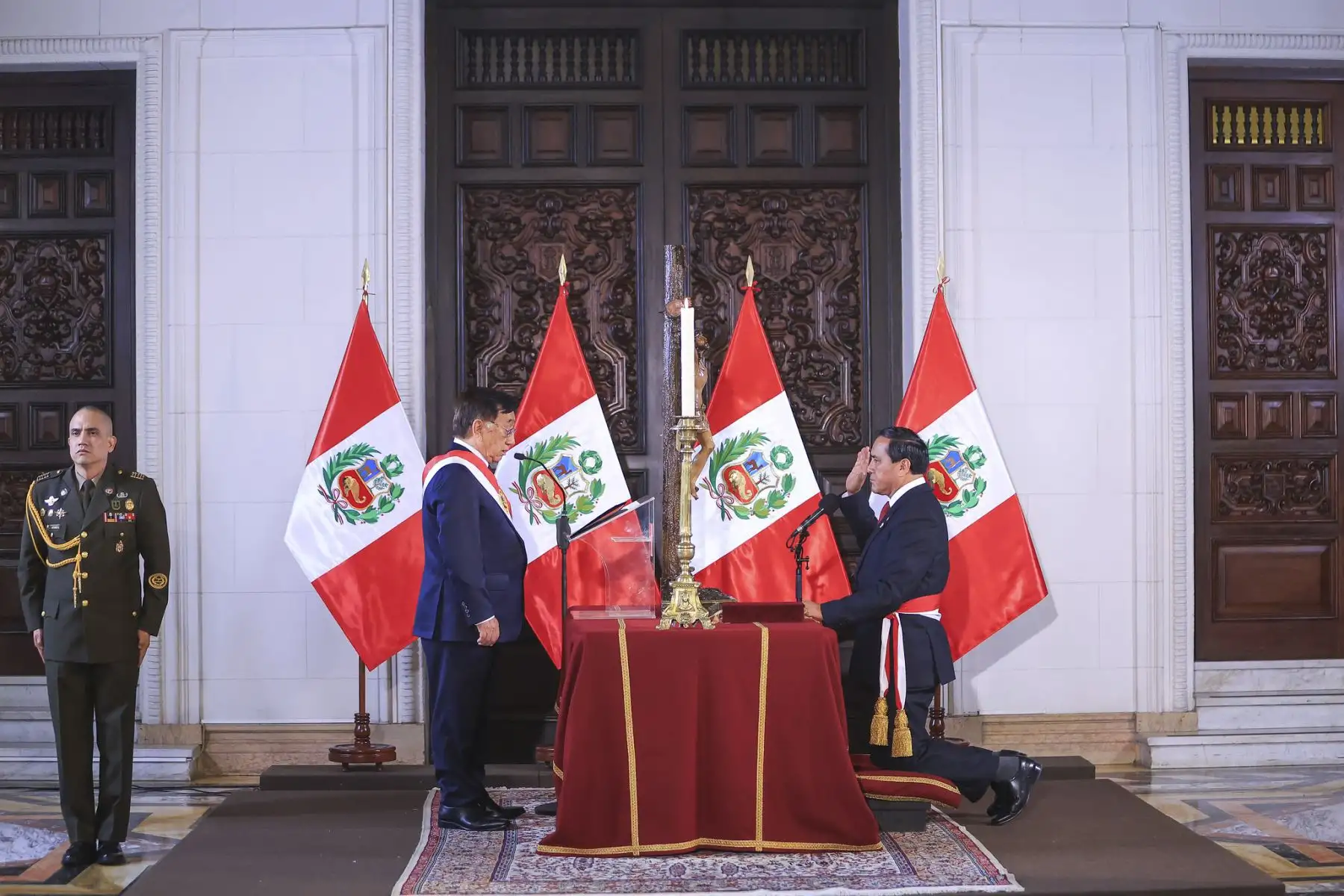 El presidente de la república, José María Balcázar, tomó juramento a Flavio Cruz Mamani como ministro de Estado en el despacho de Trabajo y Promoción del Empleo en una ceremonia en Palacio de Gobierno. Foto: ANDINA/Prensa Presidencia