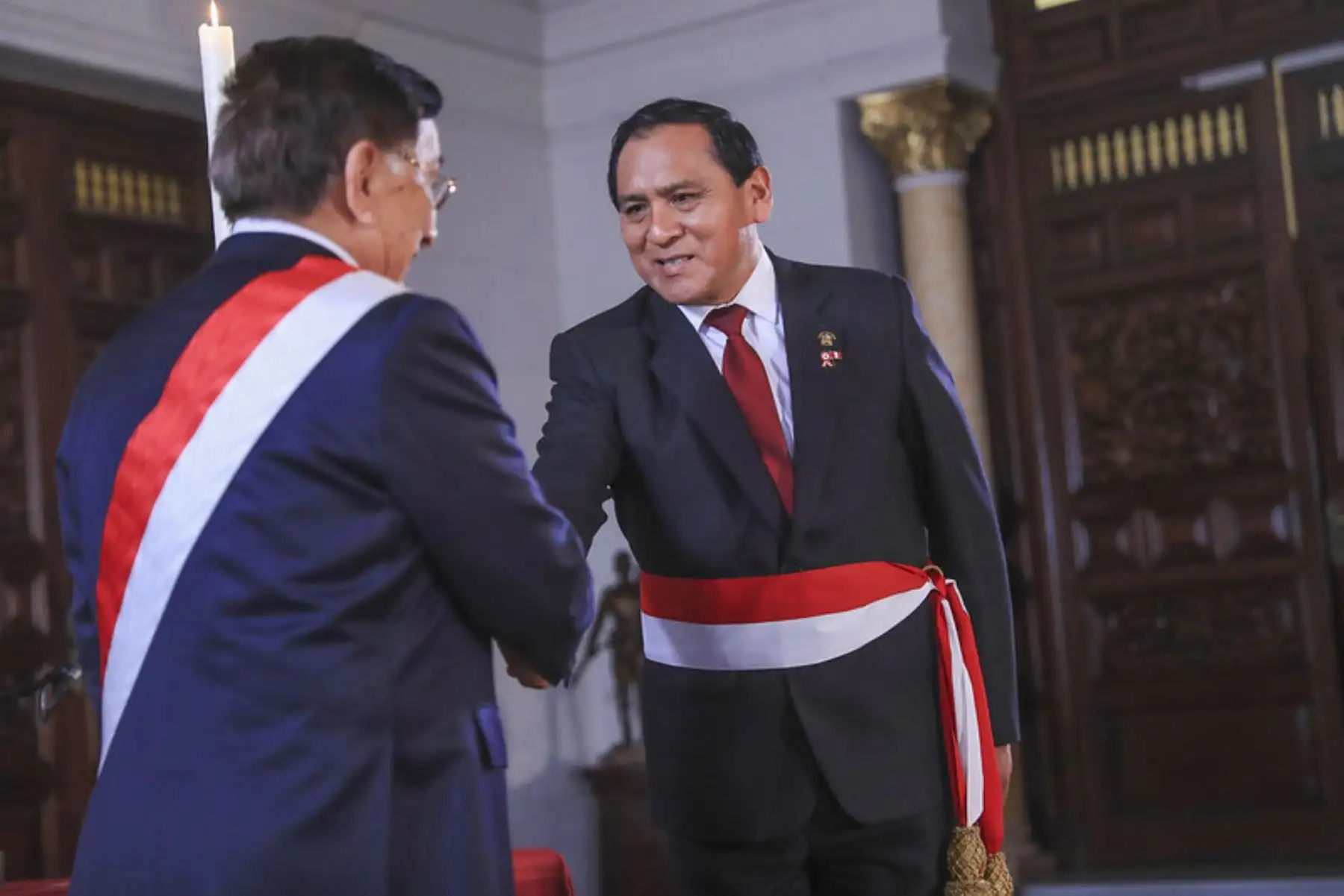 El presidente de la república, José María Balcázar, tomó juramento a Flavio Cruz Mamani como ministro de Estado en el despacho de Trabajo y Promoción del Empleo en una ceremonia en Palacio de Gobierno. Foto: ANDINA/Prensa Presidencia