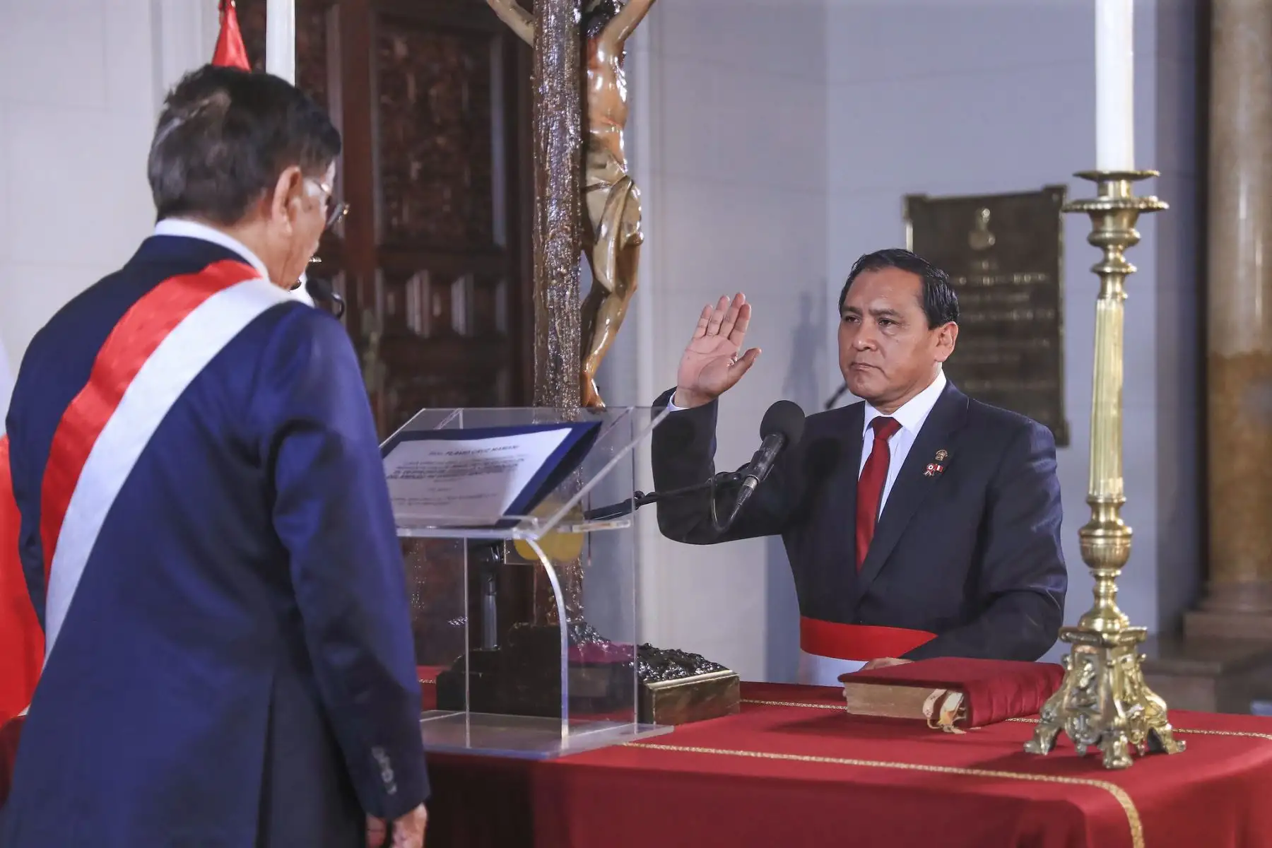 El presidente de la república, José María Balcázar, tomó juramento a Flavio Cruz Mamani como ministro de Estado en el despacho de Trabajo y Promoción del Empleo en una ceremonia en Palacio de Gobierno. Foto: ANDINA/Prensa Presidencia