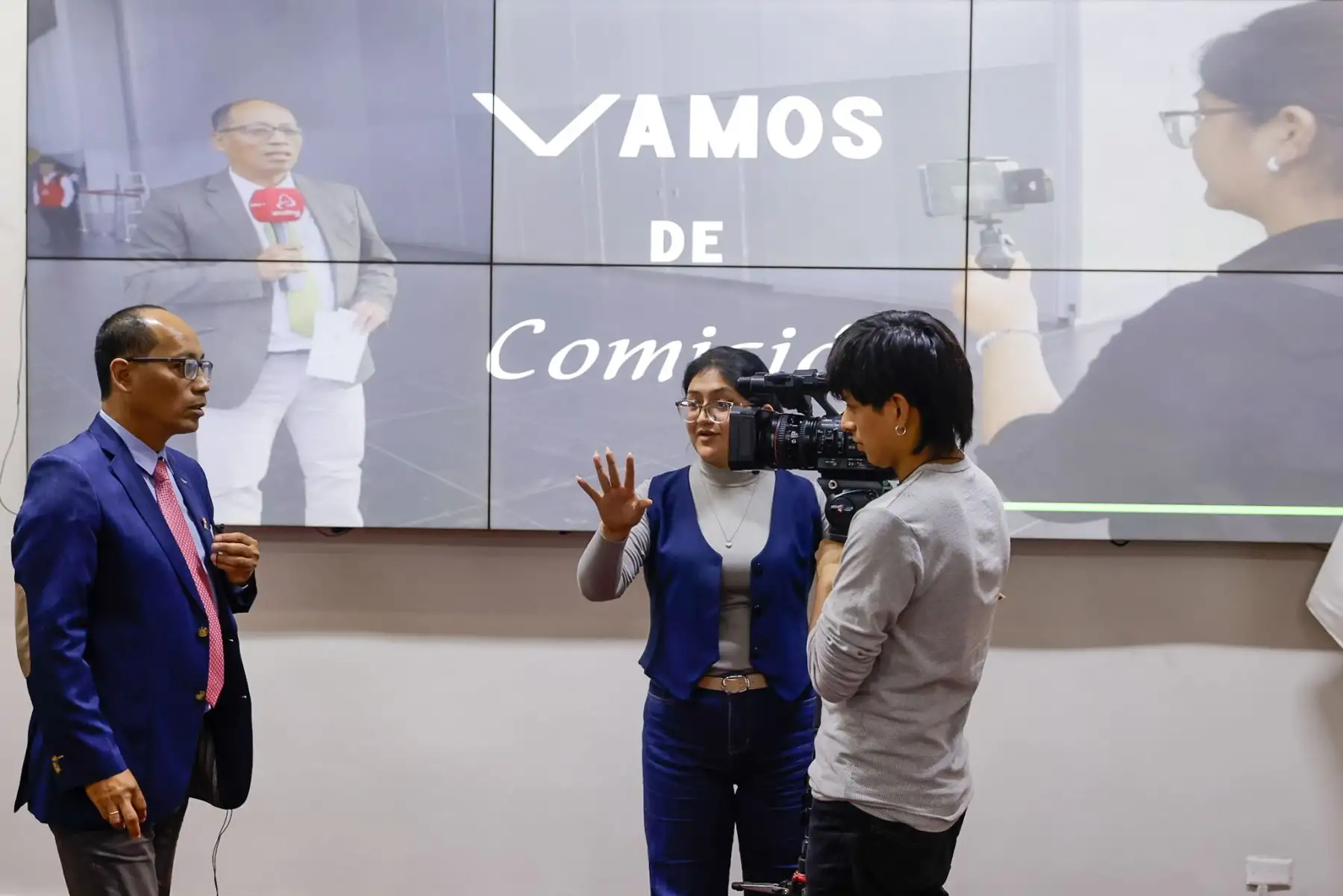 Estudiantes de la Universidad Villarreal, del tercer año de la Escuela Profesional de Ciencias de la Comunicación y del IV ciclo de la asignatura de Ética y Responsabilidad Social, visitaron las instalaciones de Editora Perú, acompañados por el profesor Javier Cabello y la profesora Gladis Olortegui, para participar en la iniciativa Vive Andina. Foto: ANDINA/Luis Iparraguirre.