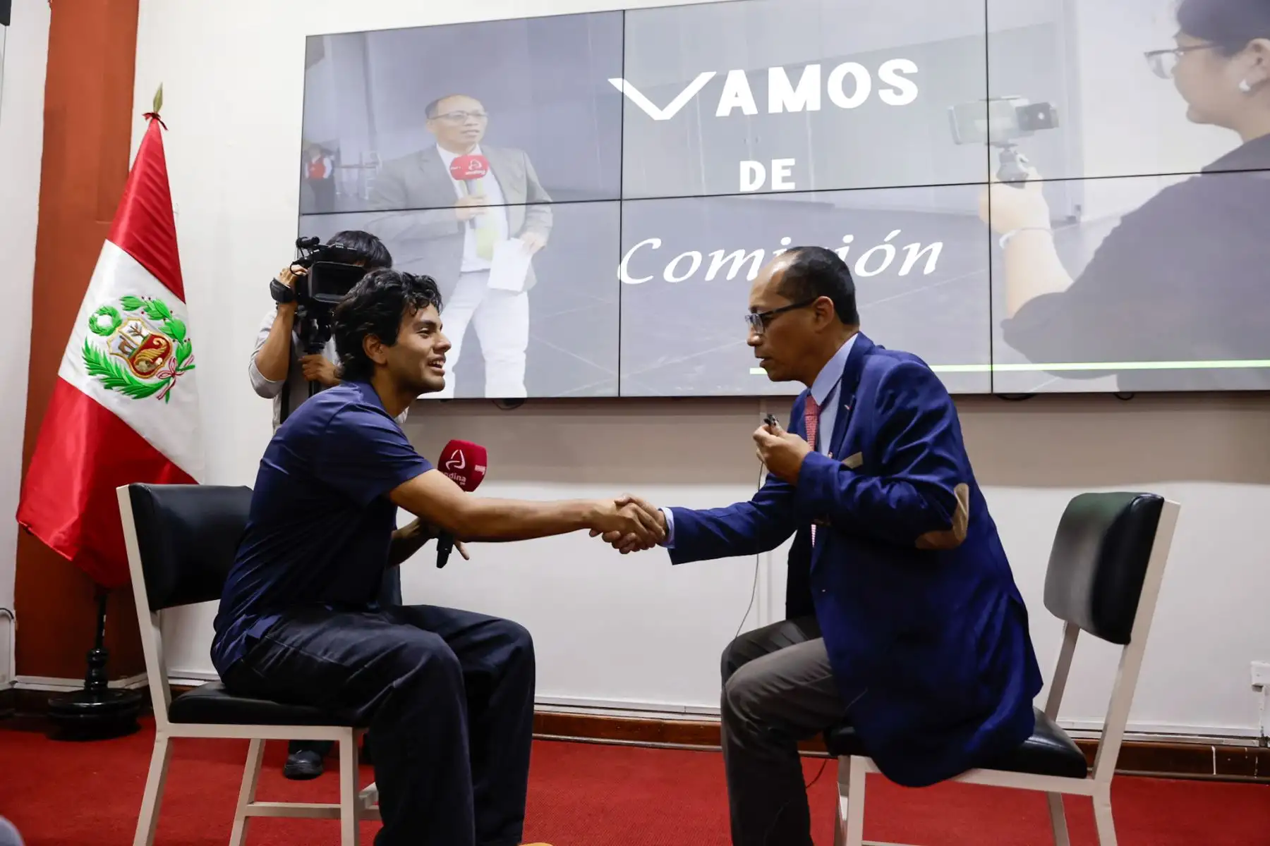 Estudiantes de la Universidad Villarreal, del tercer año de la Escuela Profesional de Ciencias de la Comunicación y del IV ciclo de la asignatura de Ética y Responsabilidad Social, visitaron las instalaciones de Editora Perú, acompañados por el profesor Javier Cabello y la profesora Gladis Olortegui, para participar en la iniciativa Vive Andina. Foto: ANDINA/Luis Iparraguirre.