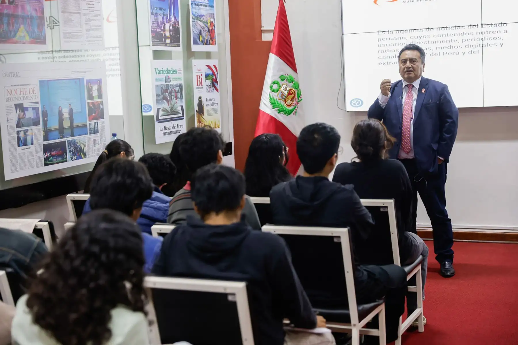 Estudiantes de la Universidad Villarreal, del tercer año de la Escuela Profesional de Ciencias de la Comunicación y del IV ciclo de la asignatura de Ética y Responsabilidad Social, visitaron las instalaciones de Editora Perú, acompañados por el profesor Javier Cabello y la profesora Gladis Olortegui, para participar en la iniciativa Vive Andina. Foto: ANDINA/Luis Iparraguirre.