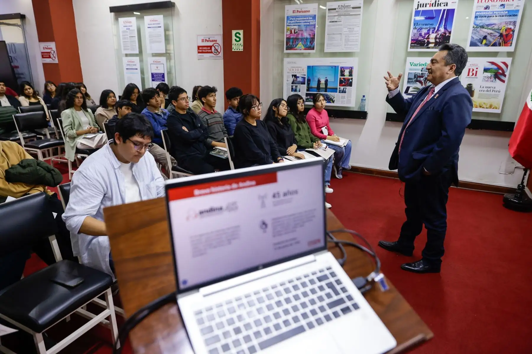 Estudiantes de la Universidad Villarreal, del tercer año de la Escuela Profesional de Ciencias de la Comunicación y del IV ciclo de la asignatura de Ética y Responsabilidad Social, visitaron las instalaciones de Editora Perú, acompañados por el profesor Javier Cabello y la profesora Gladis Olortegui, para participar en la iniciativa Vive Andina. Foto: ANDINA/Luis Iparraguirre.