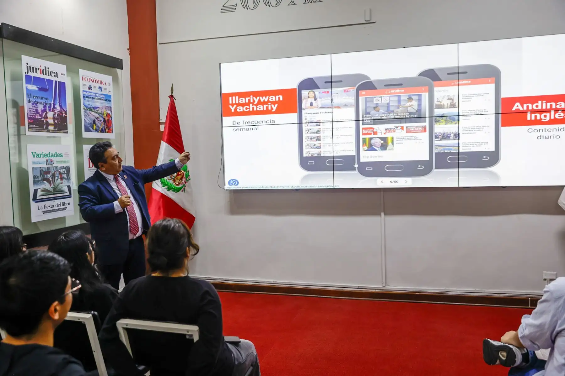 Estudiantes de la Universidad Villarreal, del tercer año de la Escuela Profesional de Ciencias de la Comunicación y del IV ciclo de la asignatura de Ética y Responsabilidad Social, visitaron las instalaciones de Editora Perú, acompañados por el profesor Javier Cabello y la profesora Gladis Olortegui, para participar en la iniciativa Vive Andina. Foto: ANDINA/Luis Iparraguirre.