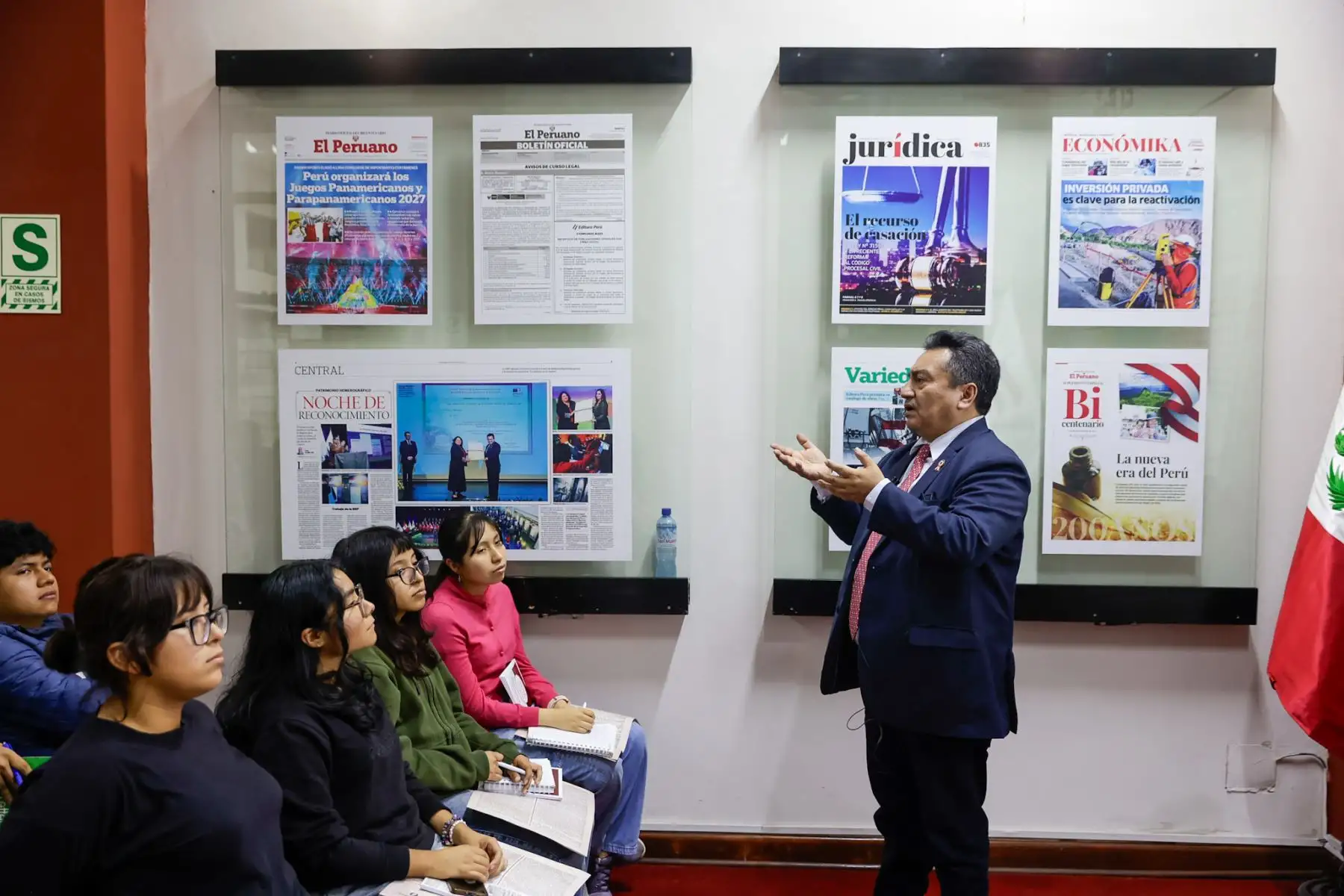 Estudiantes de la Universidad Villarreal, del tercer año de la Escuela Profesional de Ciencias de la Comunicación y del IV ciclo de la asignatura de Ética y Responsabilidad Social, visitaron las instalaciones de Editora Perú, acompañados por el profesor Javier Cabello y la profesora Gladis Olortegui, para participar en la iniciativa Vive Andina. Foto: ANDINA/Luis Iparraguirre.