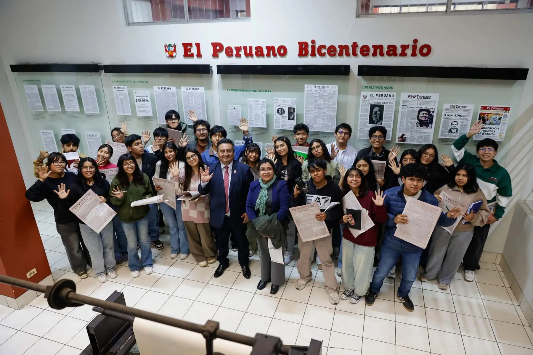 Estudiantes de la Universidad Villarreal, del tercer año de la Escuela Profesional de Ciencias de la Comunicación y del IV ciclo de la asignatura de Ética y Responsabilidad Social, visitaron las instalaciones de Editora Perú, acompañados por el profesor Javier Cabello y la profesora Gladis Olortegui, para participar en la iniciativa Vive Andina. Foto: ANDINA/Luis Iparraguirre.
