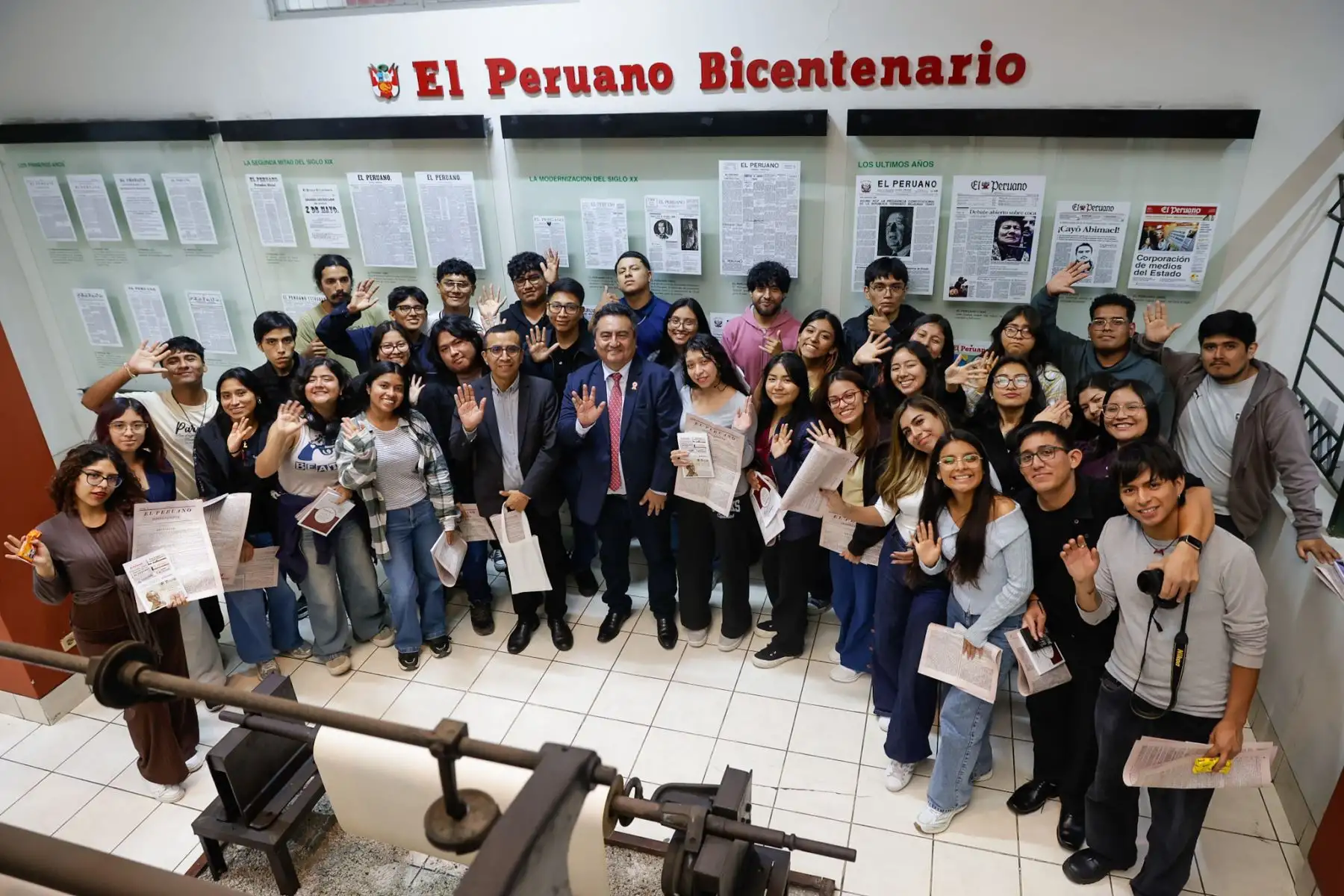 Estudiantes de la Universidad Villarreal, del tercer año de la Escuela Profesional de Ciencias de la Comunicación y del IV ciclo de la asignatura de Ética y Responsabilidad Social, visitaron las instalaciones de Editora Perú, acompañados por el profesor Javier Cabello y la profesora Gladis Olortegui, para participar en la iniciativa Vive Andina. Foto: ANDINA/Luis Iparraguirre.