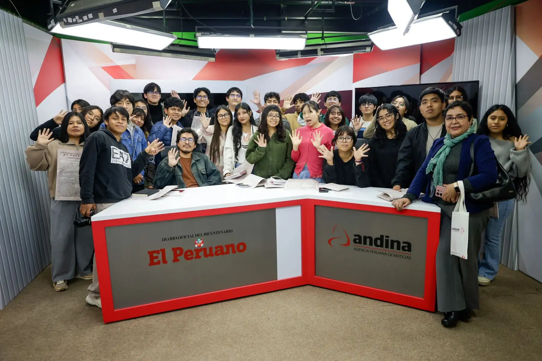 Estudiantes de la Universidad Villarreal, del tercer año de la Escuela Profesional de Ciencias de la Comunicación y del IV ciclo de la asignatura de Ética y Responsabilidad Social, visitaron las instalaciones de Editora Perú, acompañados por el profesor Javier Cabello y la profesora Gladis Olortegui, para participar en la iniciativa Vive Andina. Foto: ANDINA/Luis Iparraguirre.